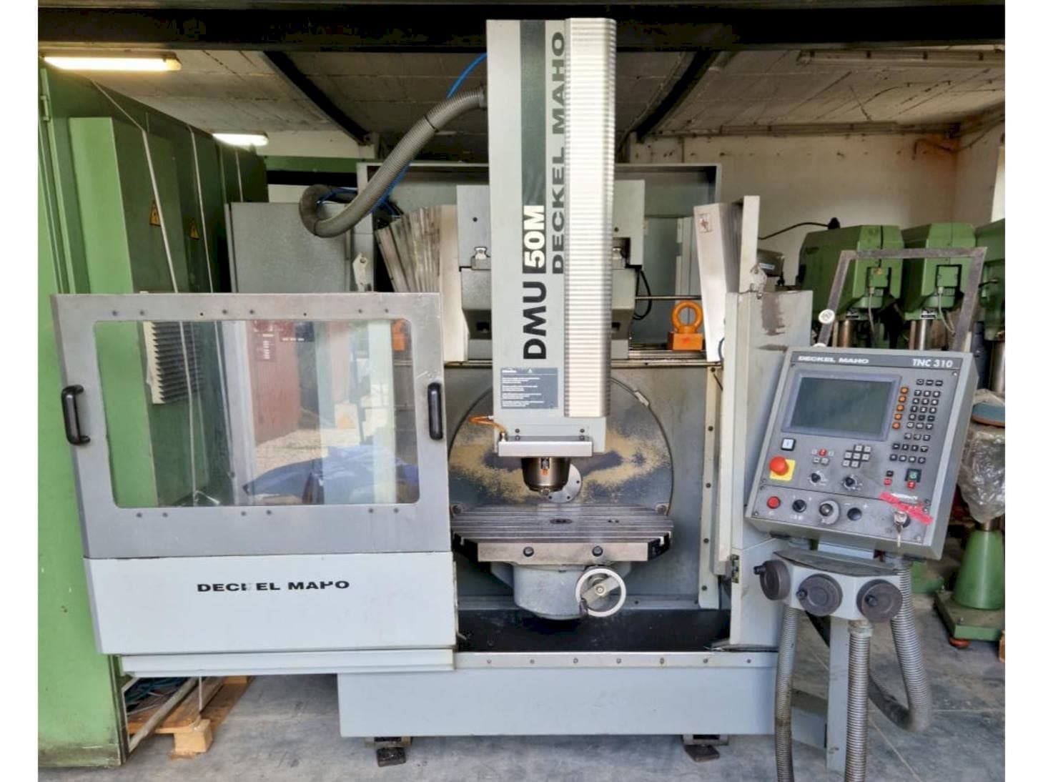 Вид станка DECKEL MAHO DMU 50M  спереди