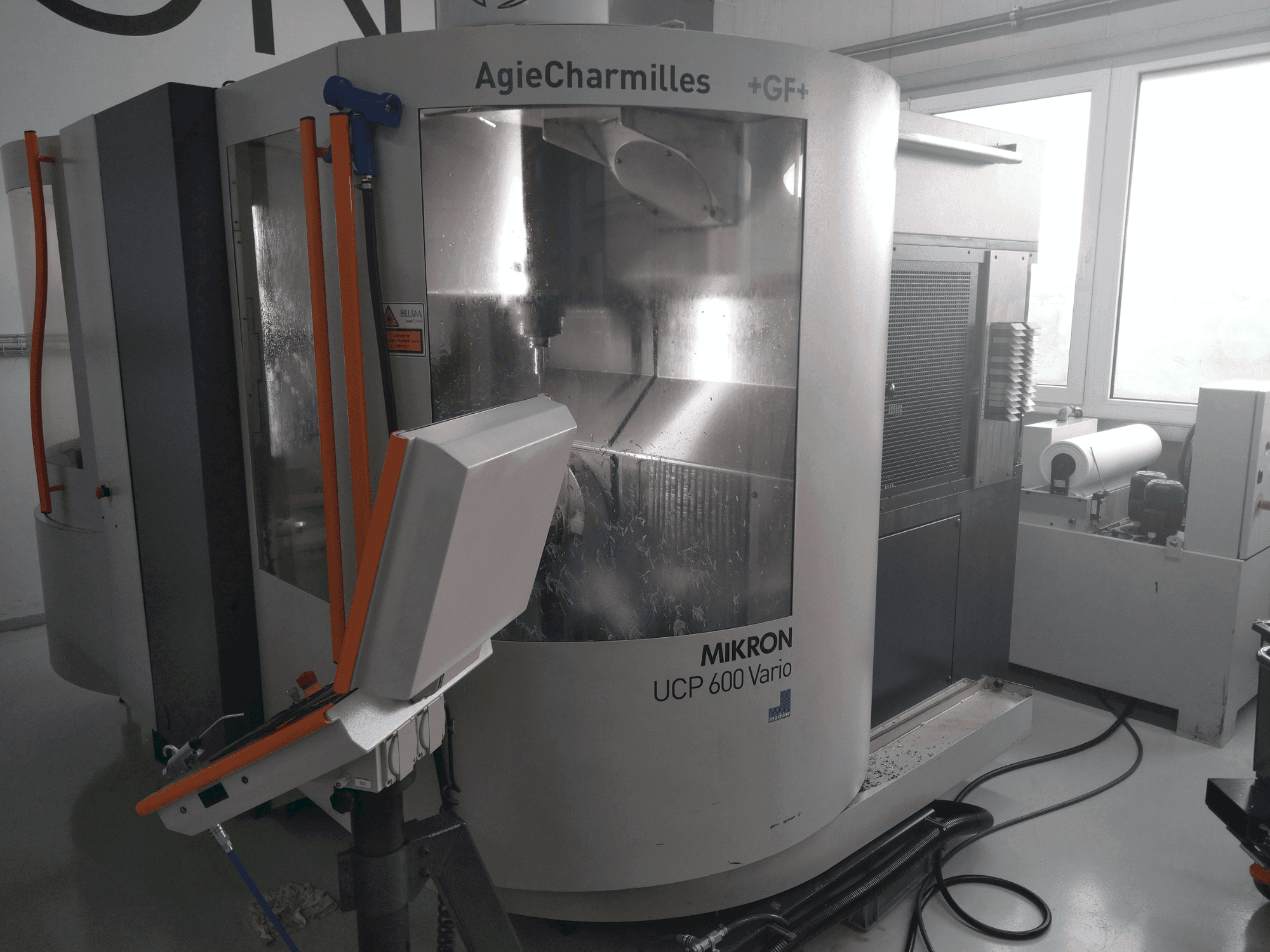 Вид станка MIKRON UCP 600 Vario  спереди