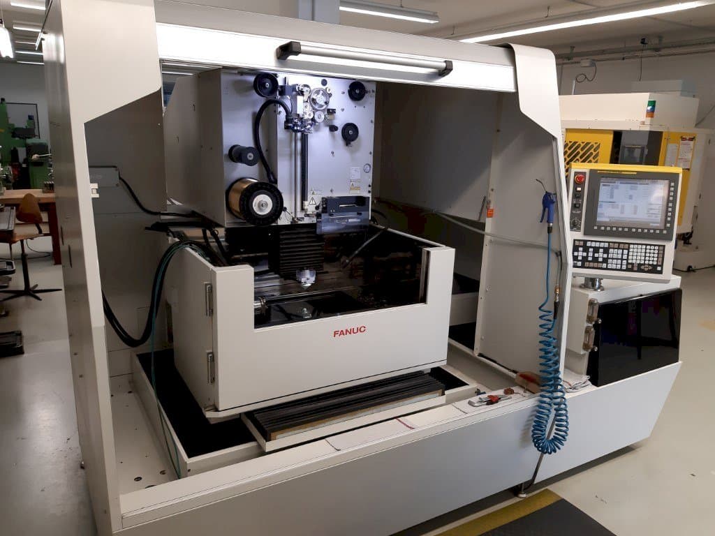 Вид станка FANUC Robocut Alpha-1iD  спереди