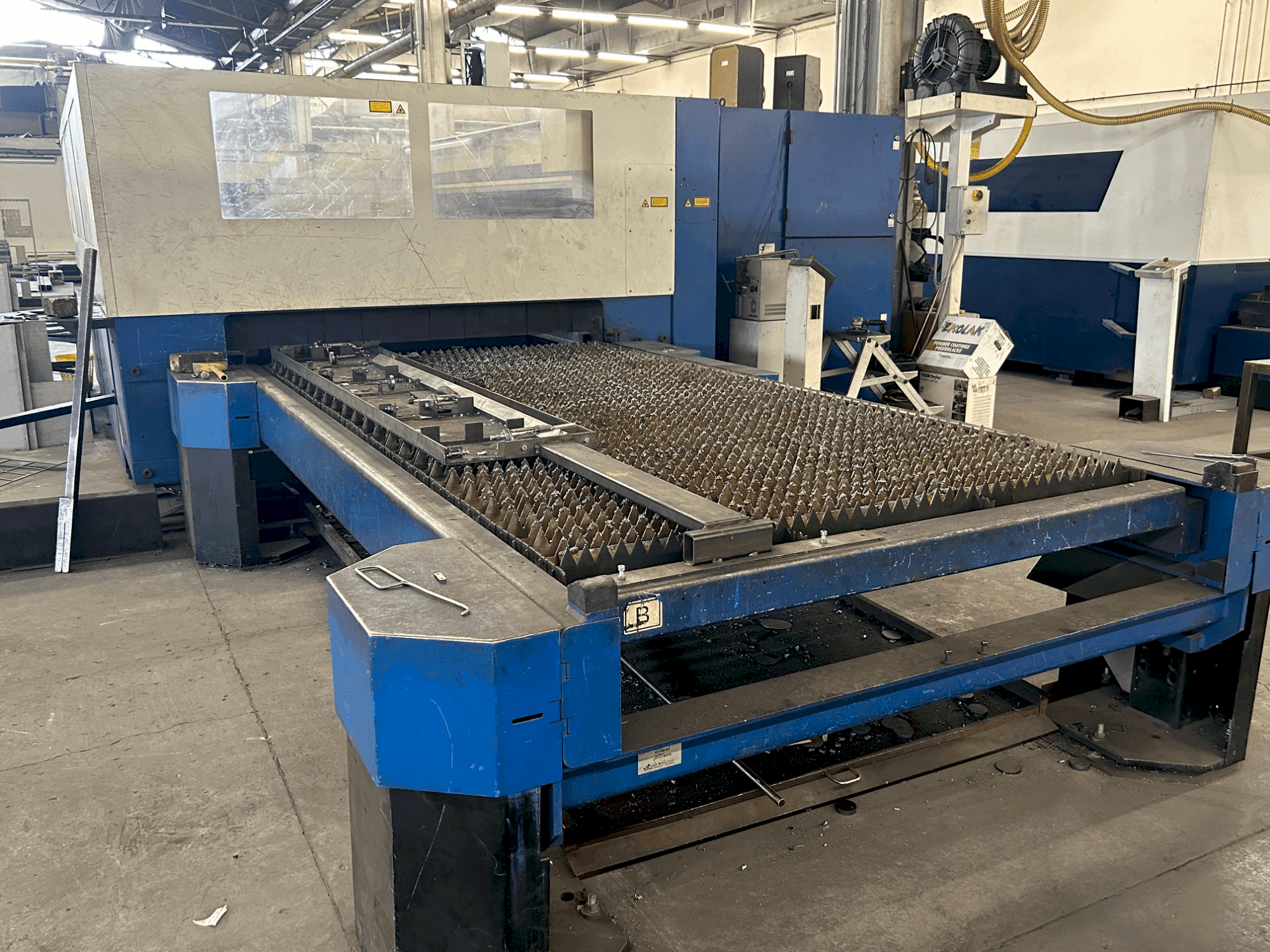 Вид станка TRUMPF trulaser 3030  (2007)  спереди