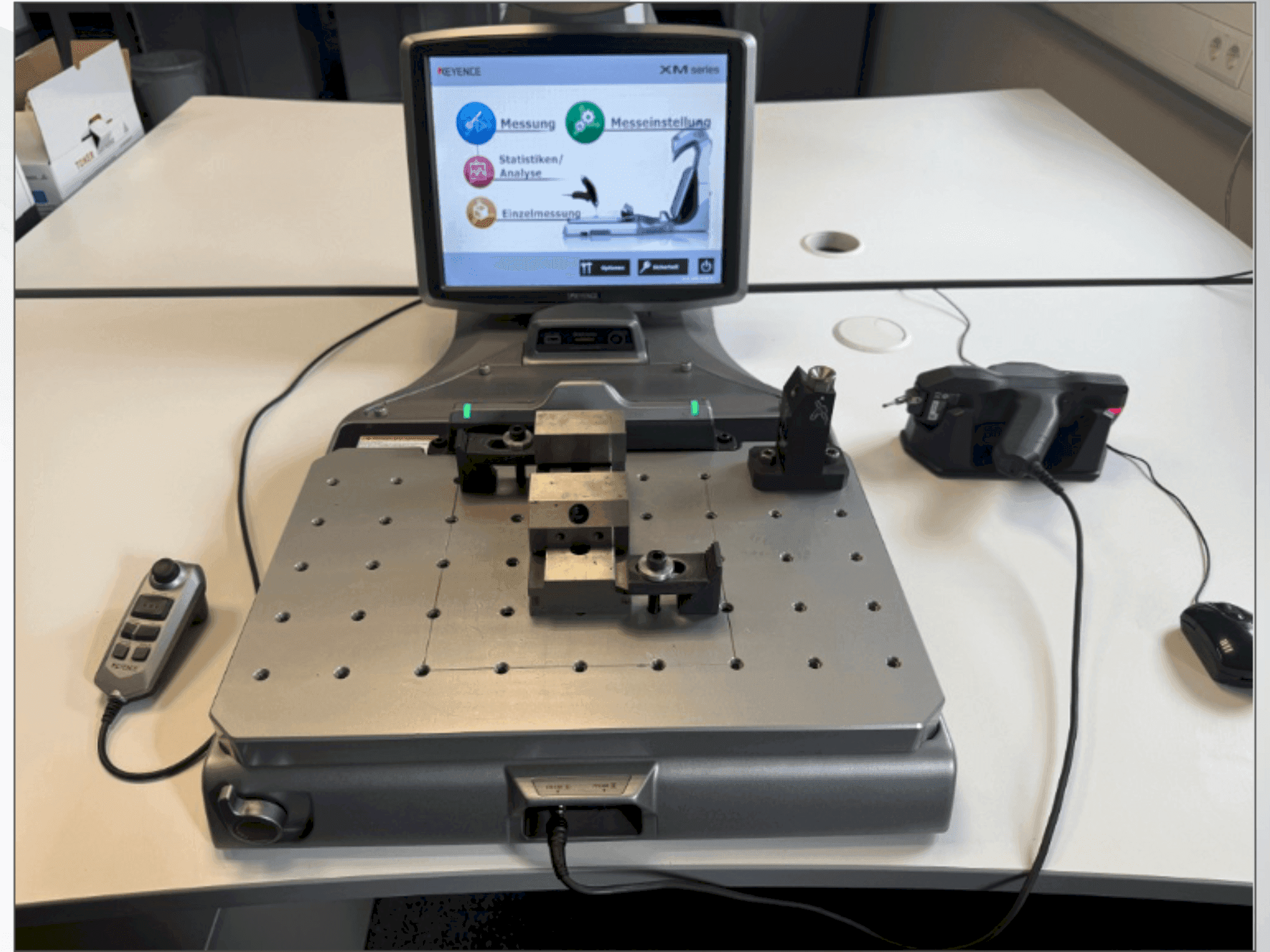 Вид станка KEYENCE XM-1200  спереди