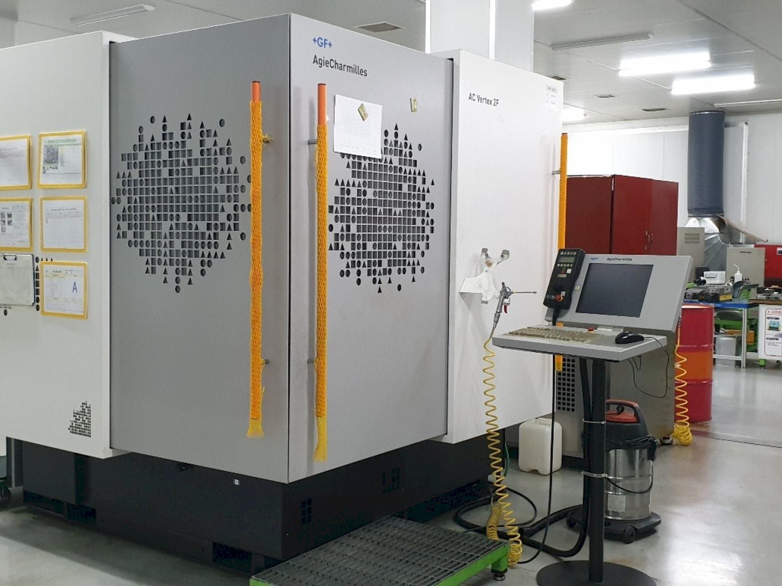 Вид станка AgieCharmilles AC VERTEX 2F  спереди