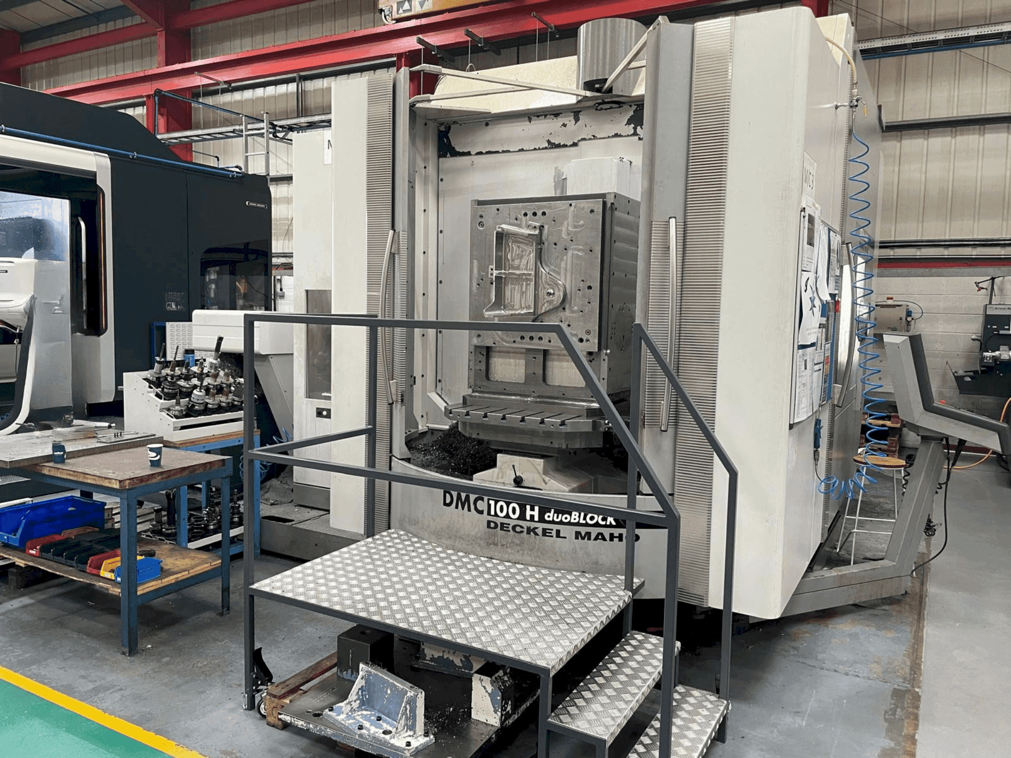 Вид станка DMG DECKEL MAHO DMC 100H duoBLOCK  спереди