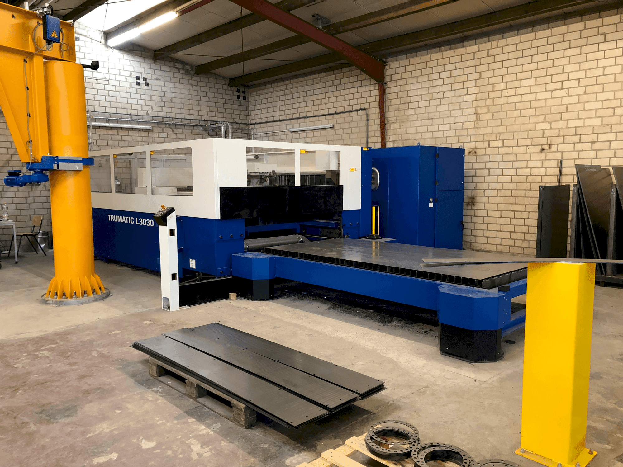 Вид станка TRUMPF Trumatic L3030  спереди