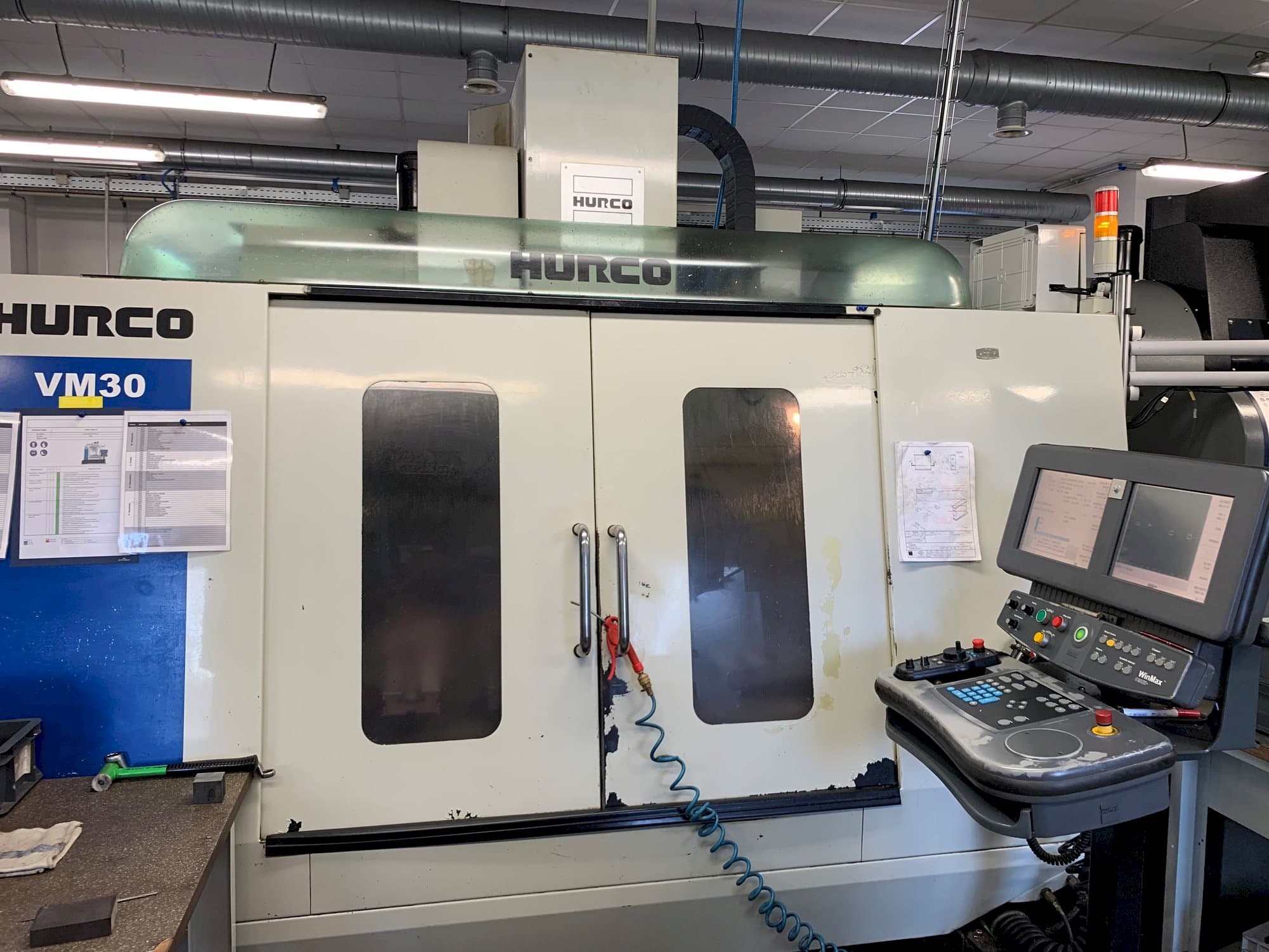 Вид станка Hurco VM30  спереди