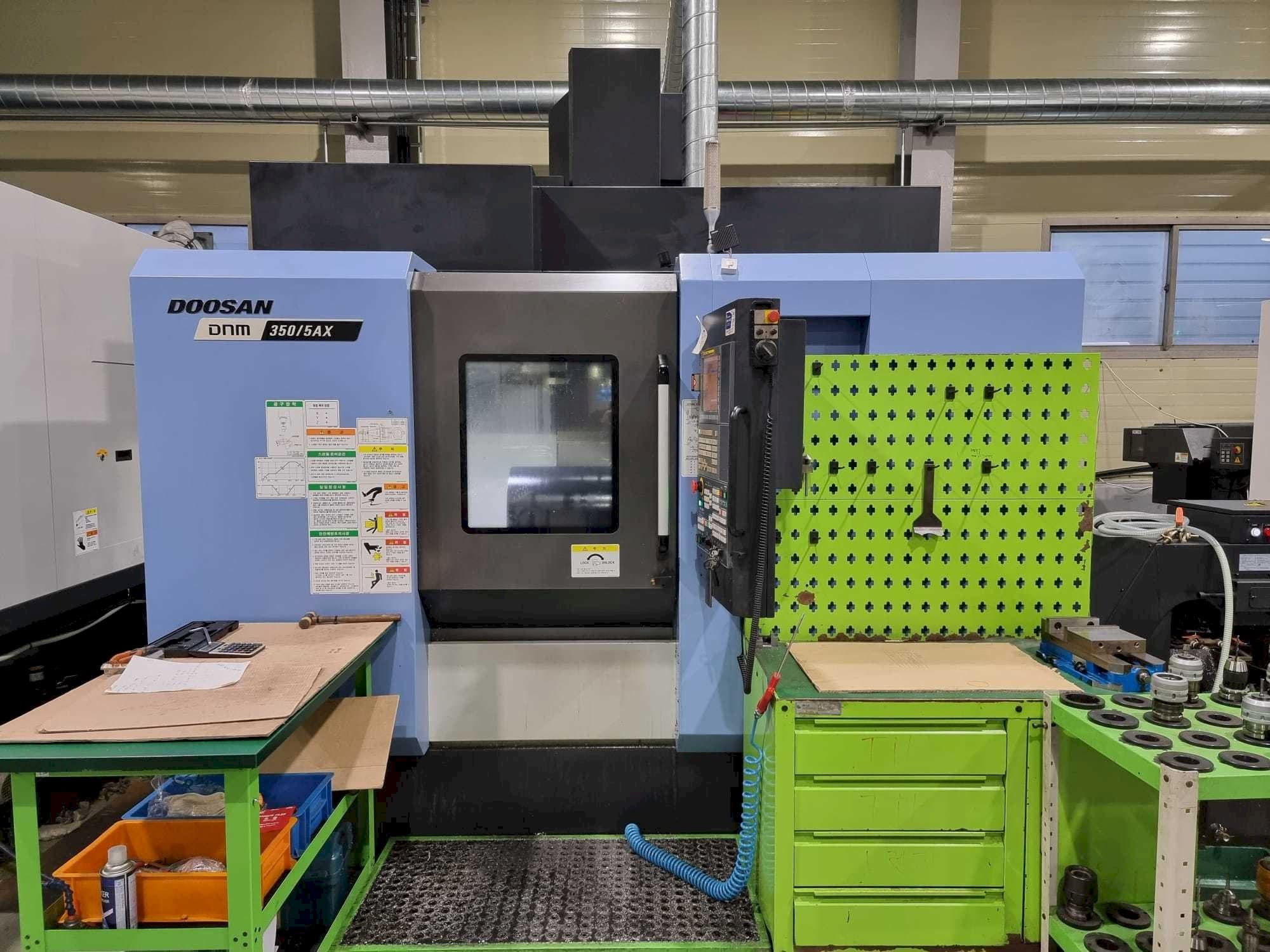 Вид станка Doosan DNM350/5AX  спереди