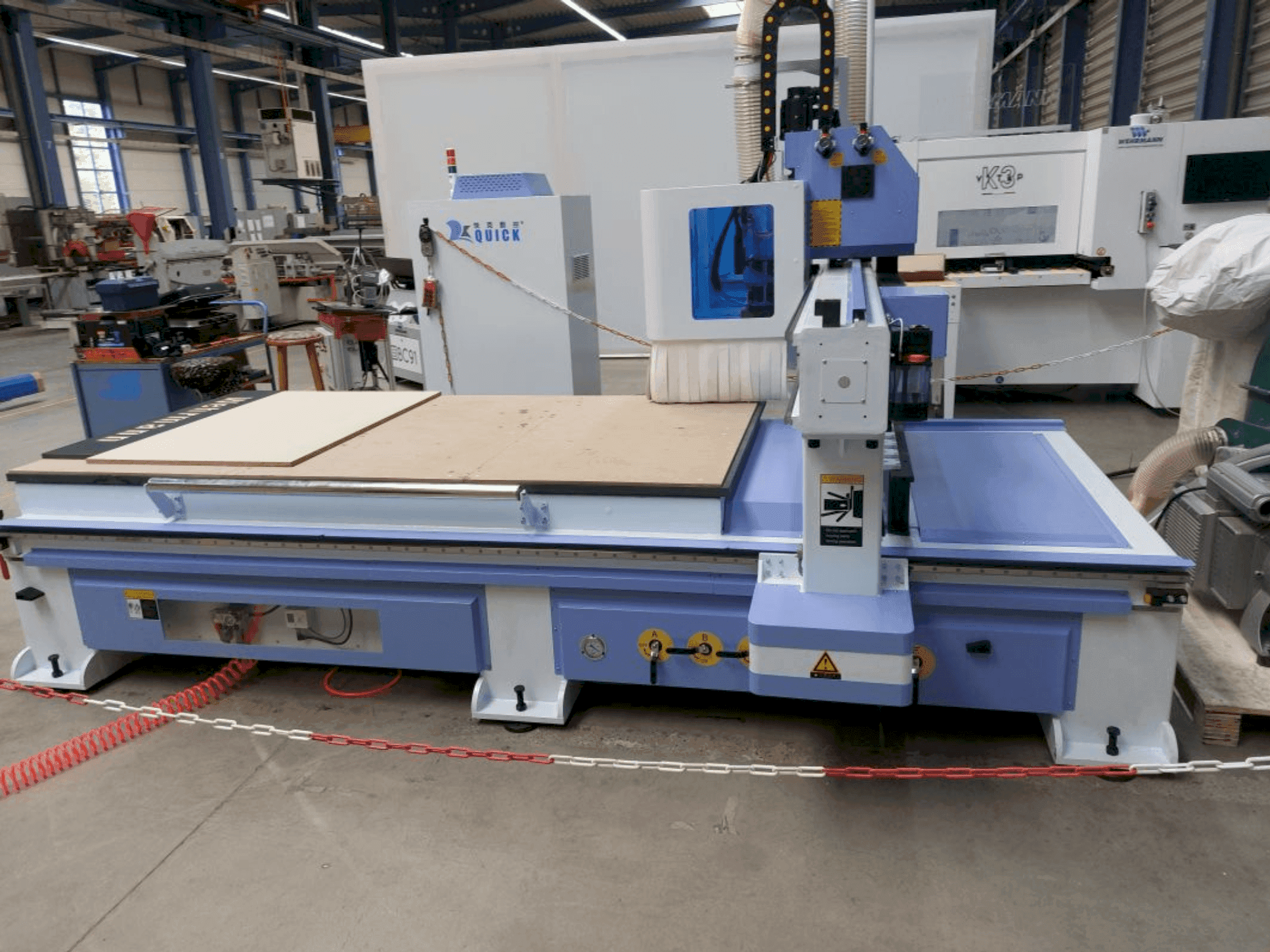 Вид станка QUICK CNC UE-481  спереди