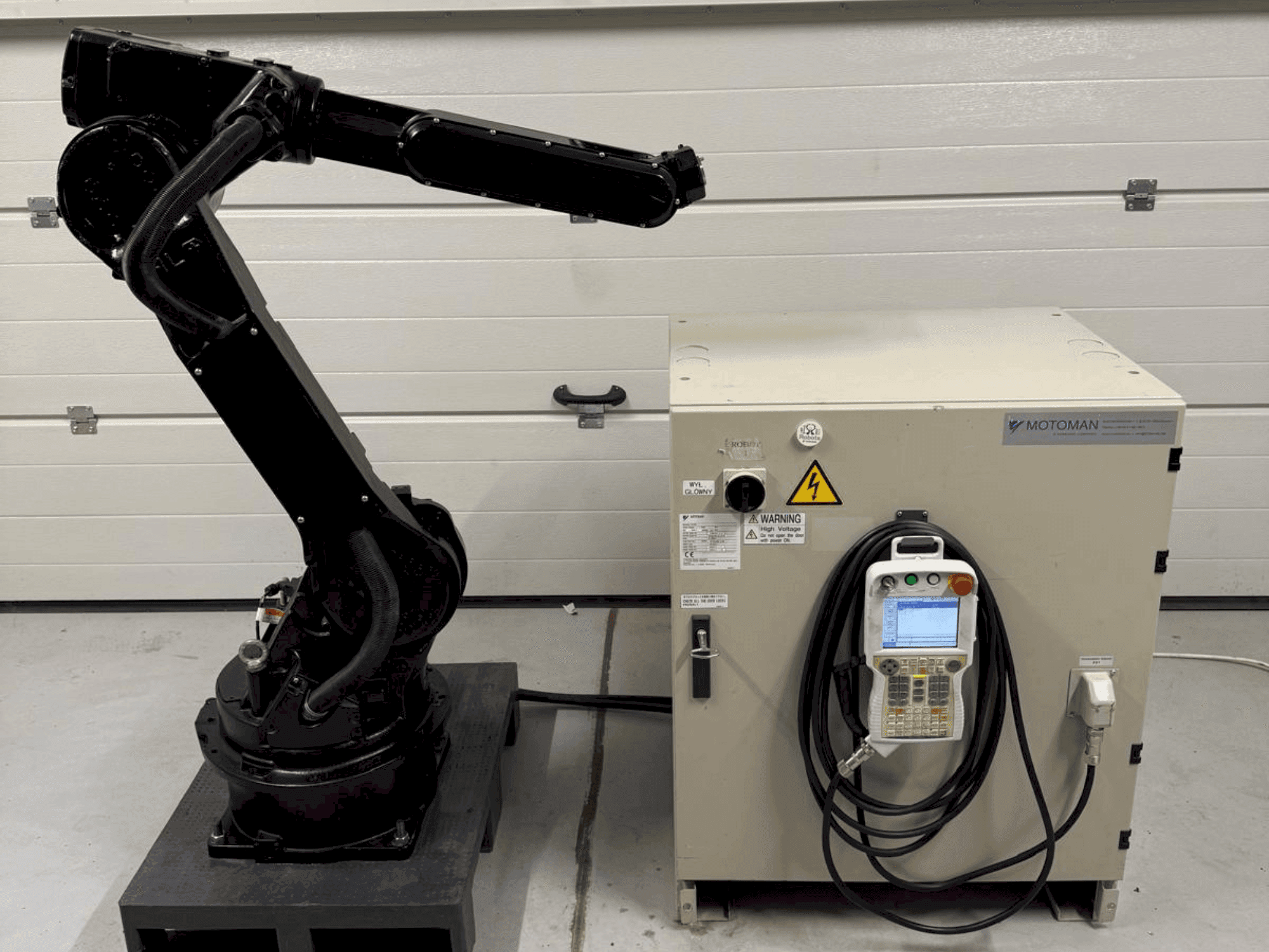 Вид станка Yaskawa Motoman YR HP 20D  спереди