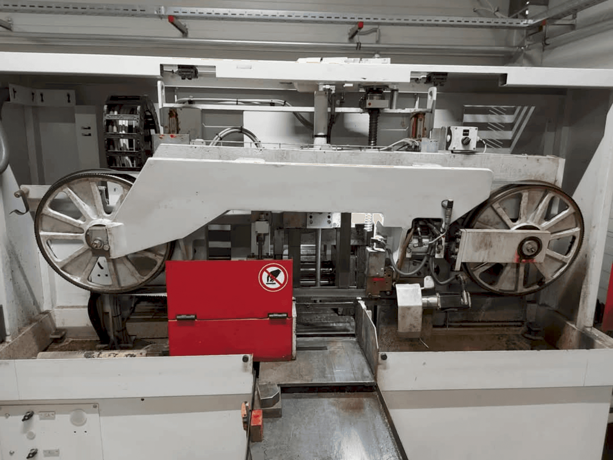 Вид станка Behringer HBE 321-A  спереди