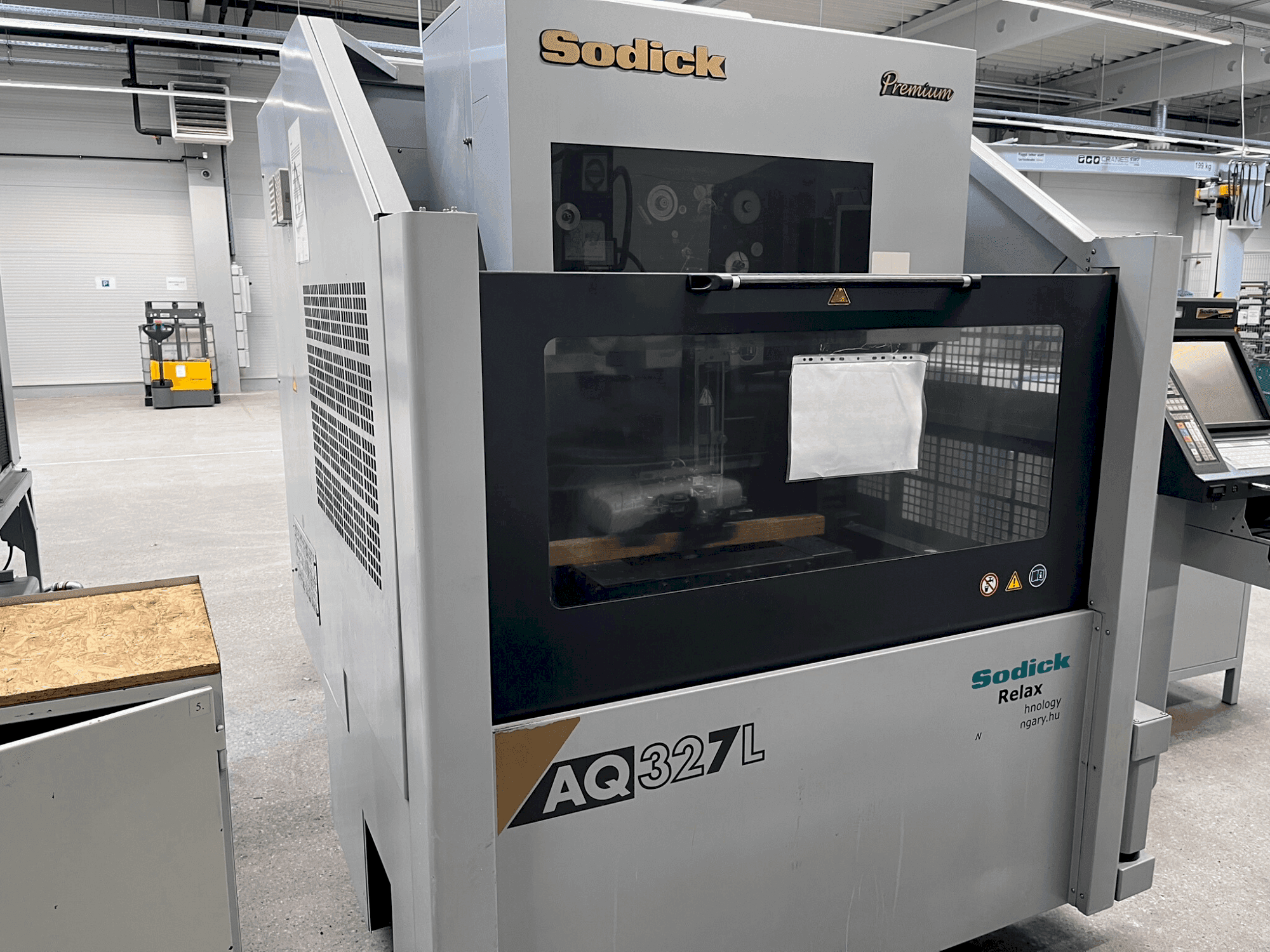 Вид станка Sodick AQ327L  спереди
