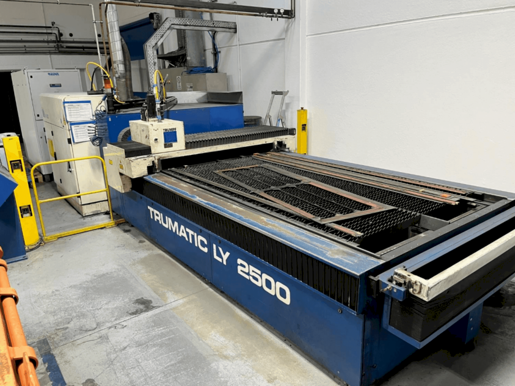 Вид станка TRUMPF Trumatic LY2500  спереди