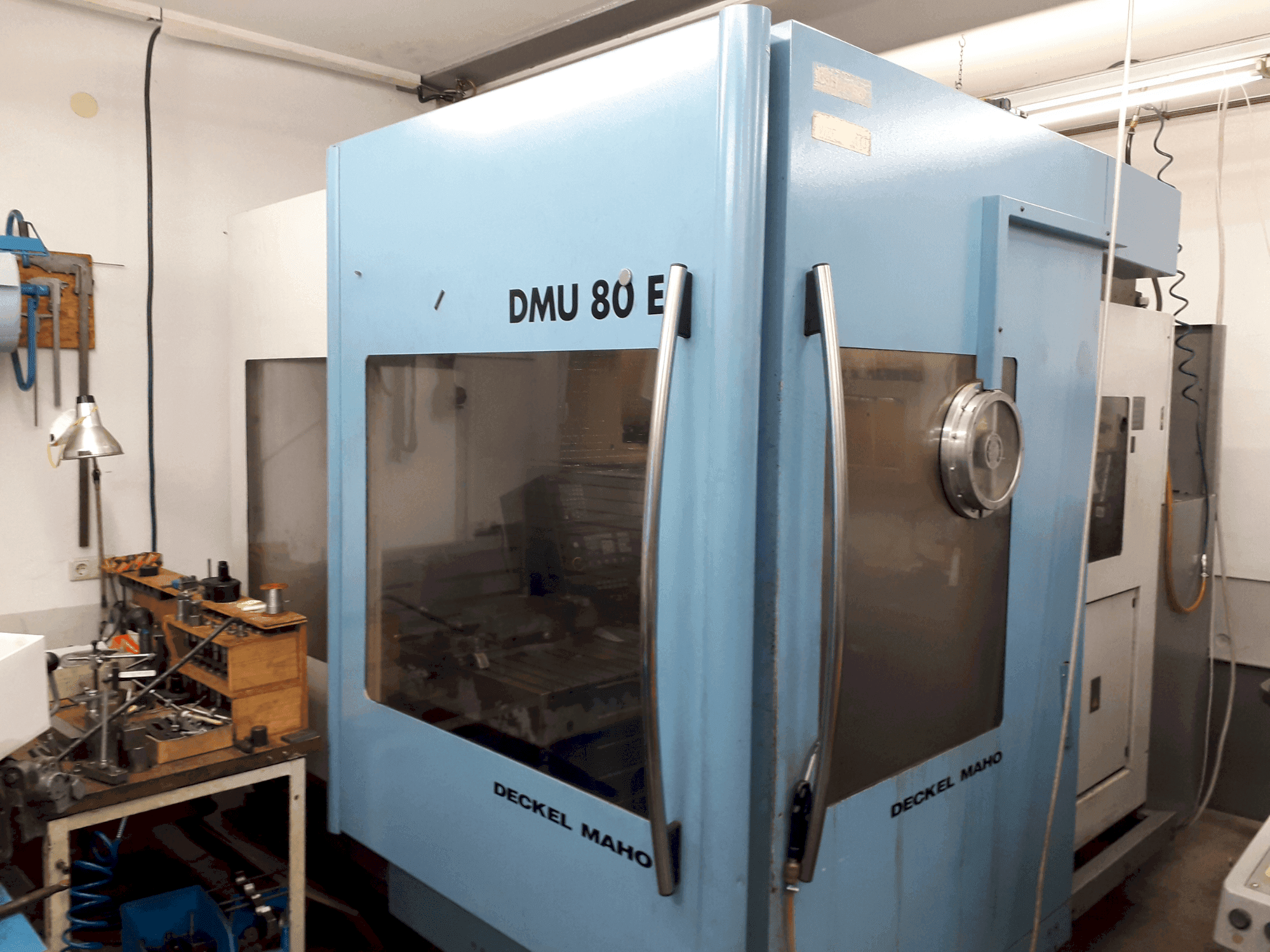 Вид станка DECKEL MAHO DMU 80E  спереди