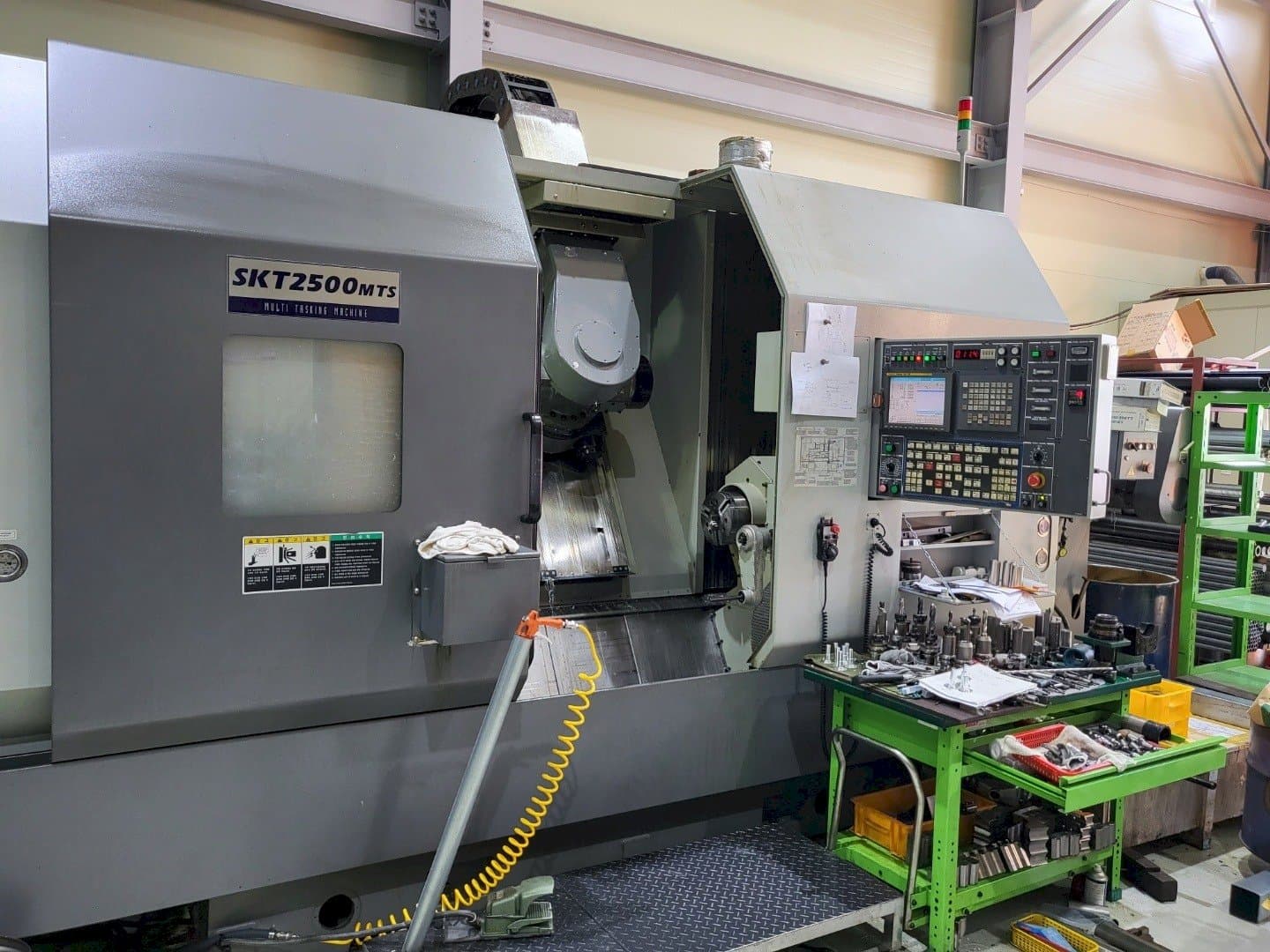 Вид станка Hyundai Wia SKT2500MTS  спереди