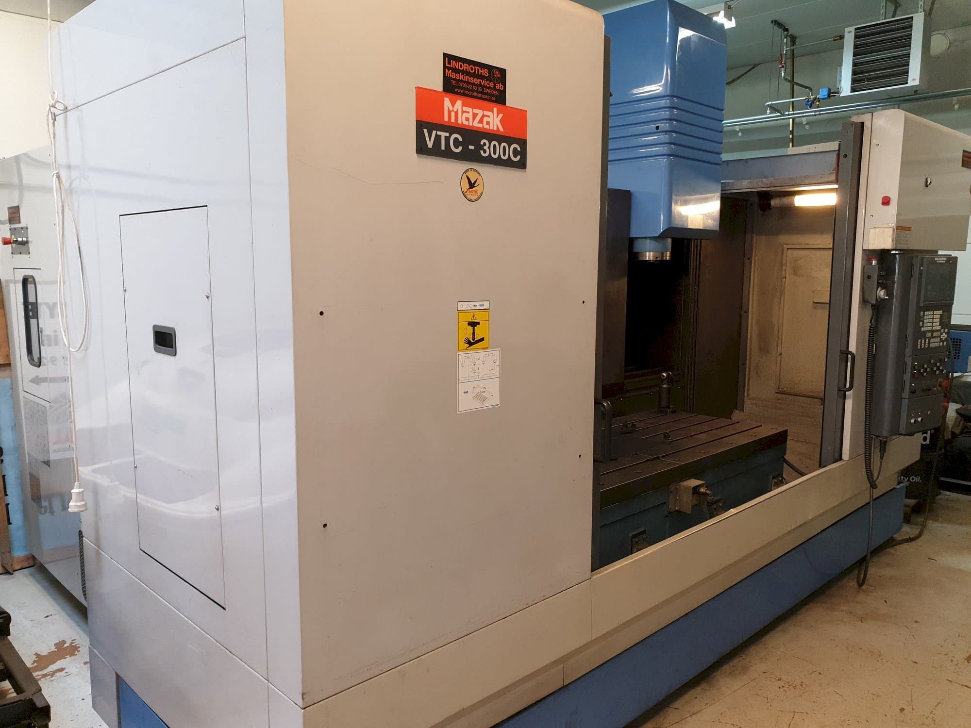 Вид  станка с Mazak VTC-300C  правой стороны