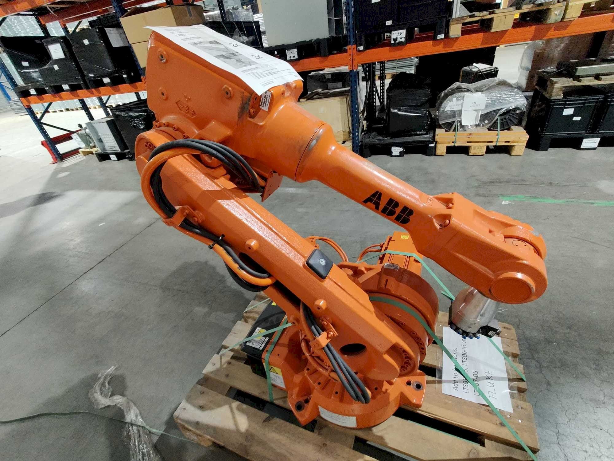 Вид станка ABB IRB 2600 M2004  спереди