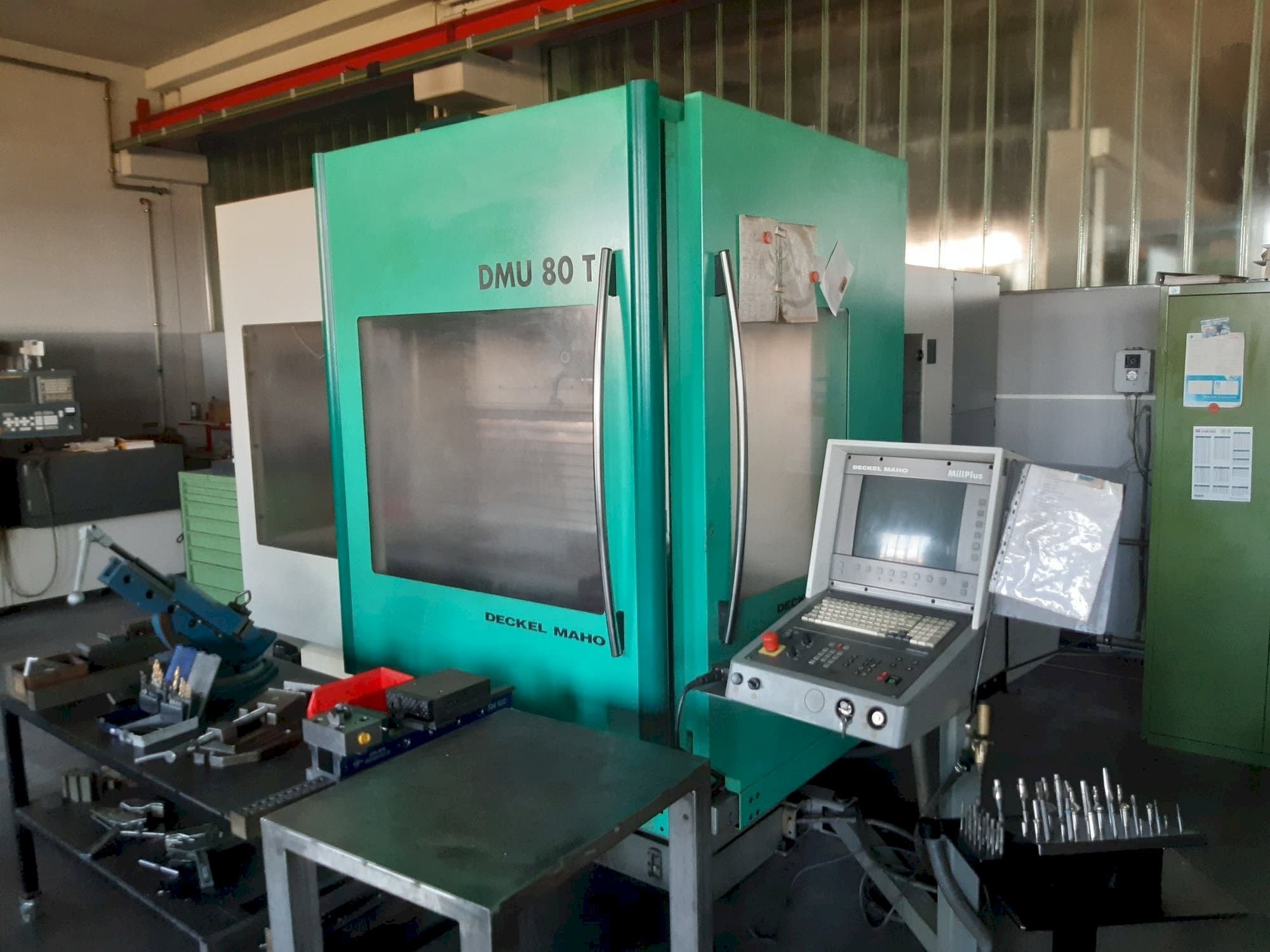 Вид станка DECKEL MAHO DMU 80T  спереди