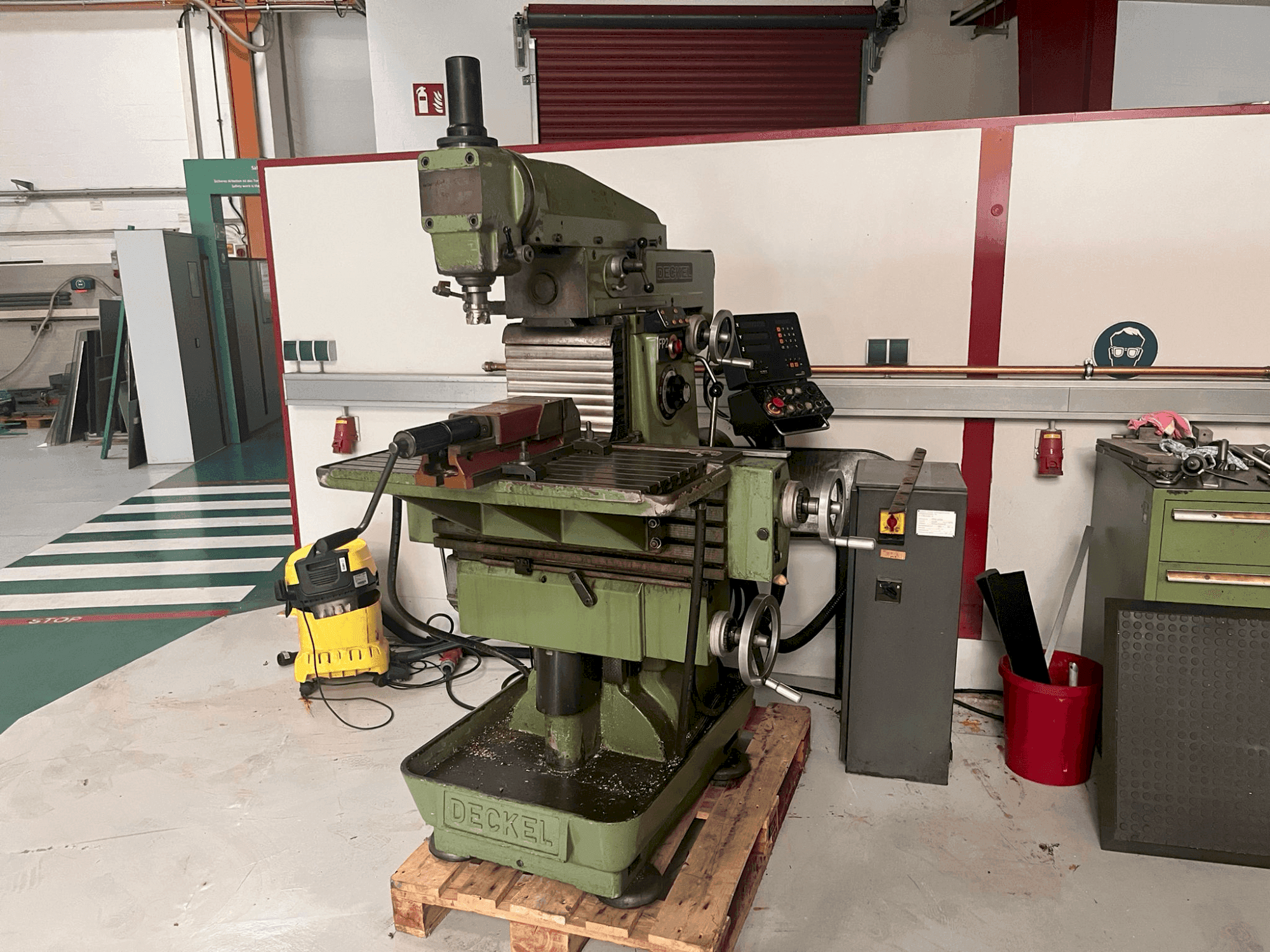 Вид станка DECKEL FP2  спереди