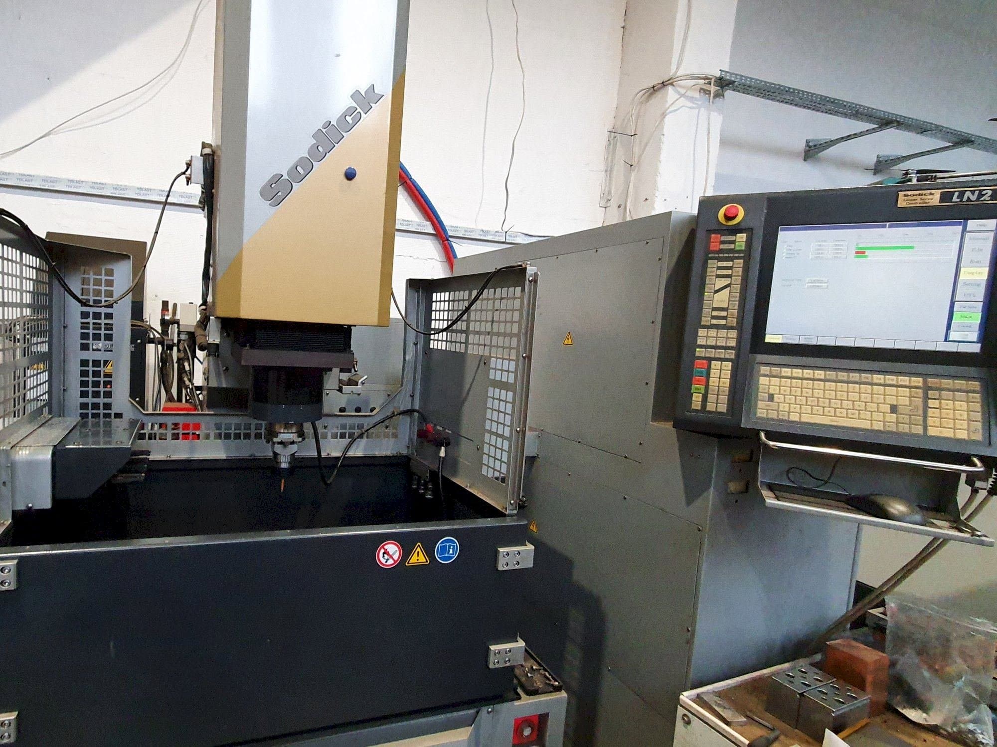 Вид станка Sodick AM3L (2005)  спереди