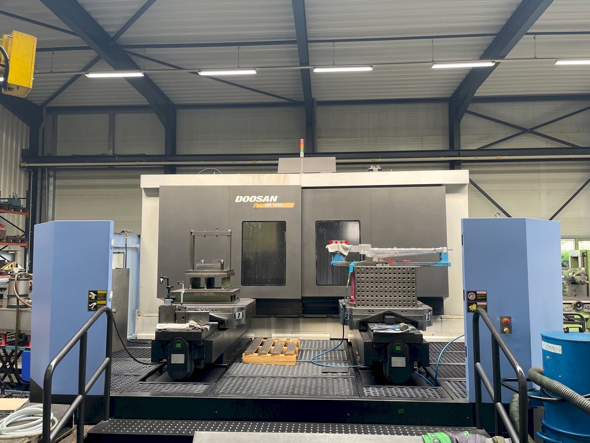 Вид станка Doosan HM 1000  спереди