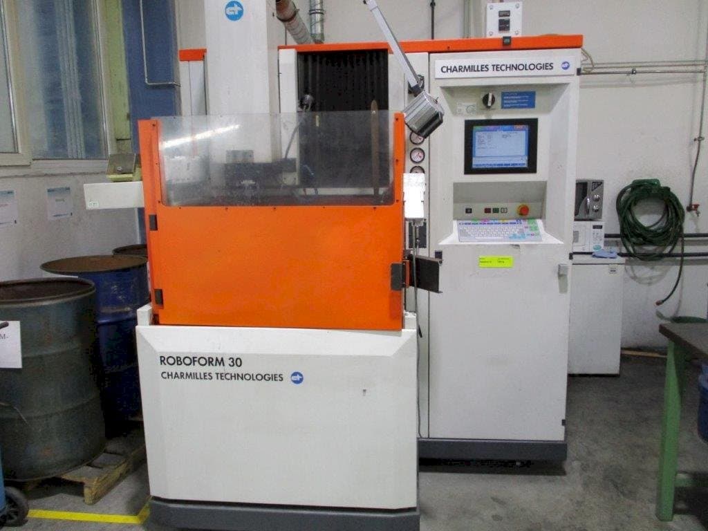 Вид станка CHARMILLES Roboform 30  спереди
