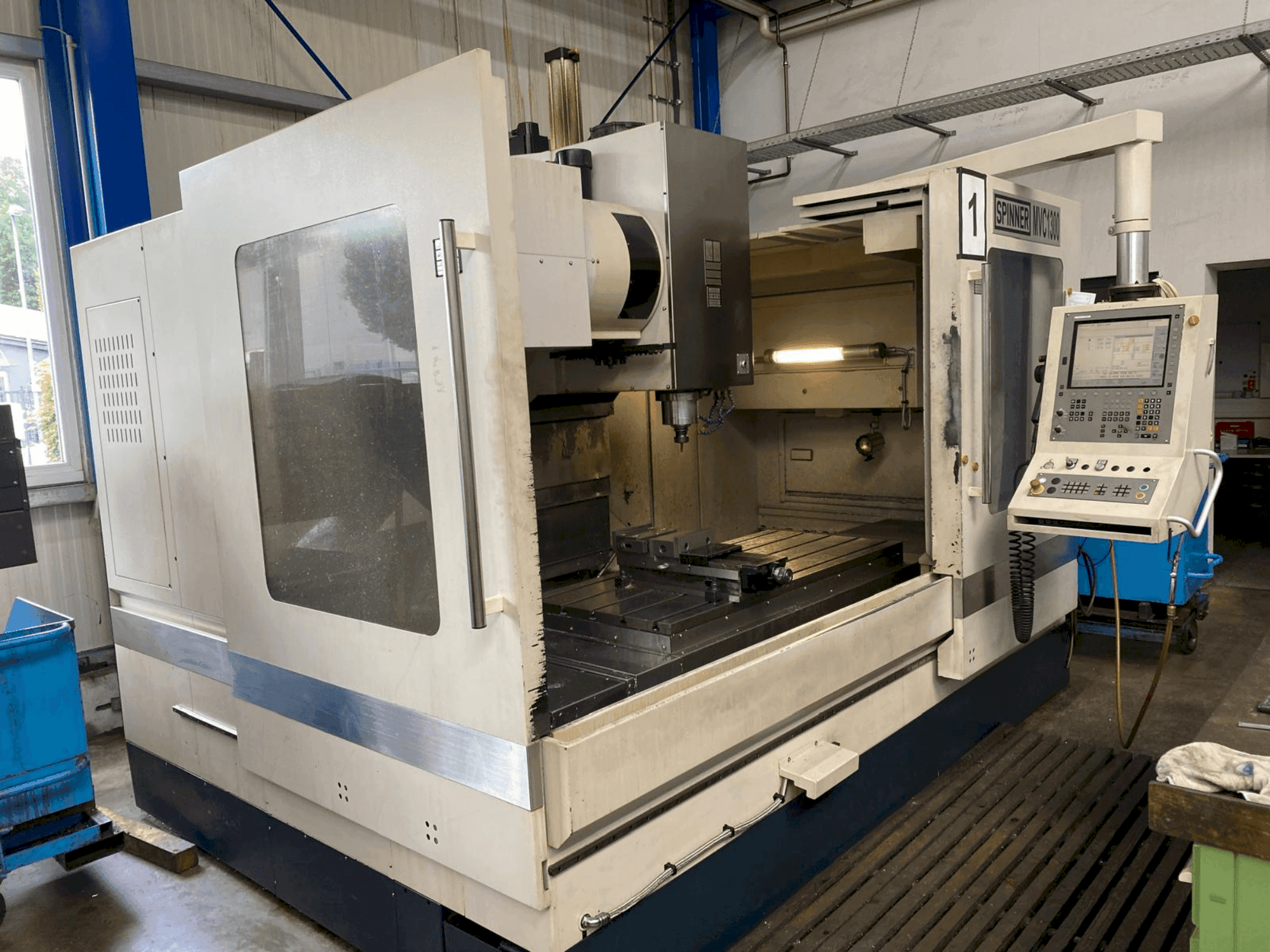 Вид станка SPINNER MVC 1300  спереди