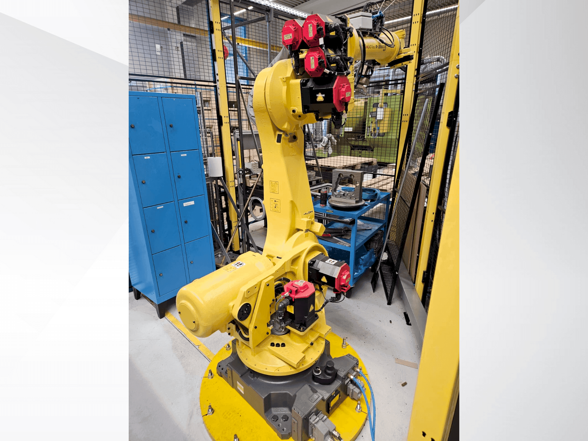 Вид станка FANUC R2000iB/165F  спереди