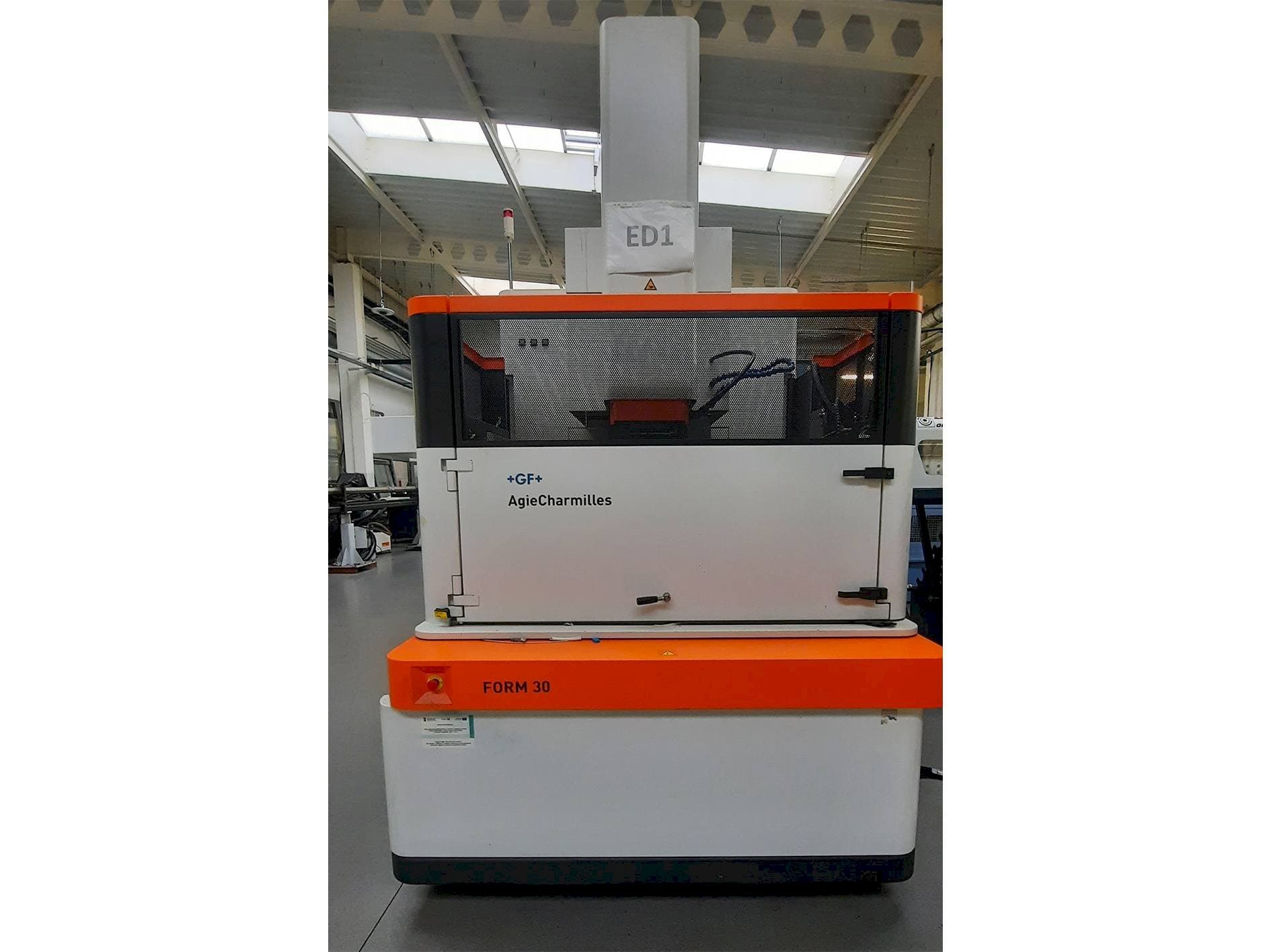 Вид станка AgieCharmilles FORM 30  спереди