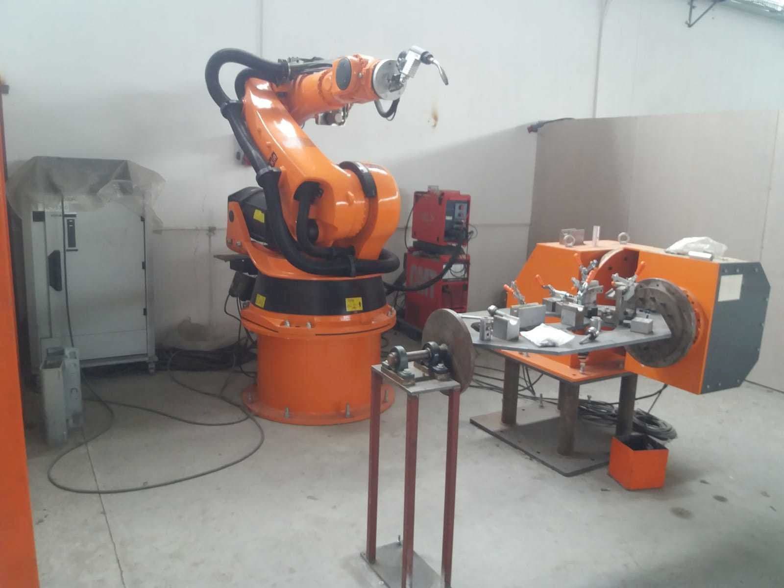 Вид станка KUKA KR200  спереди