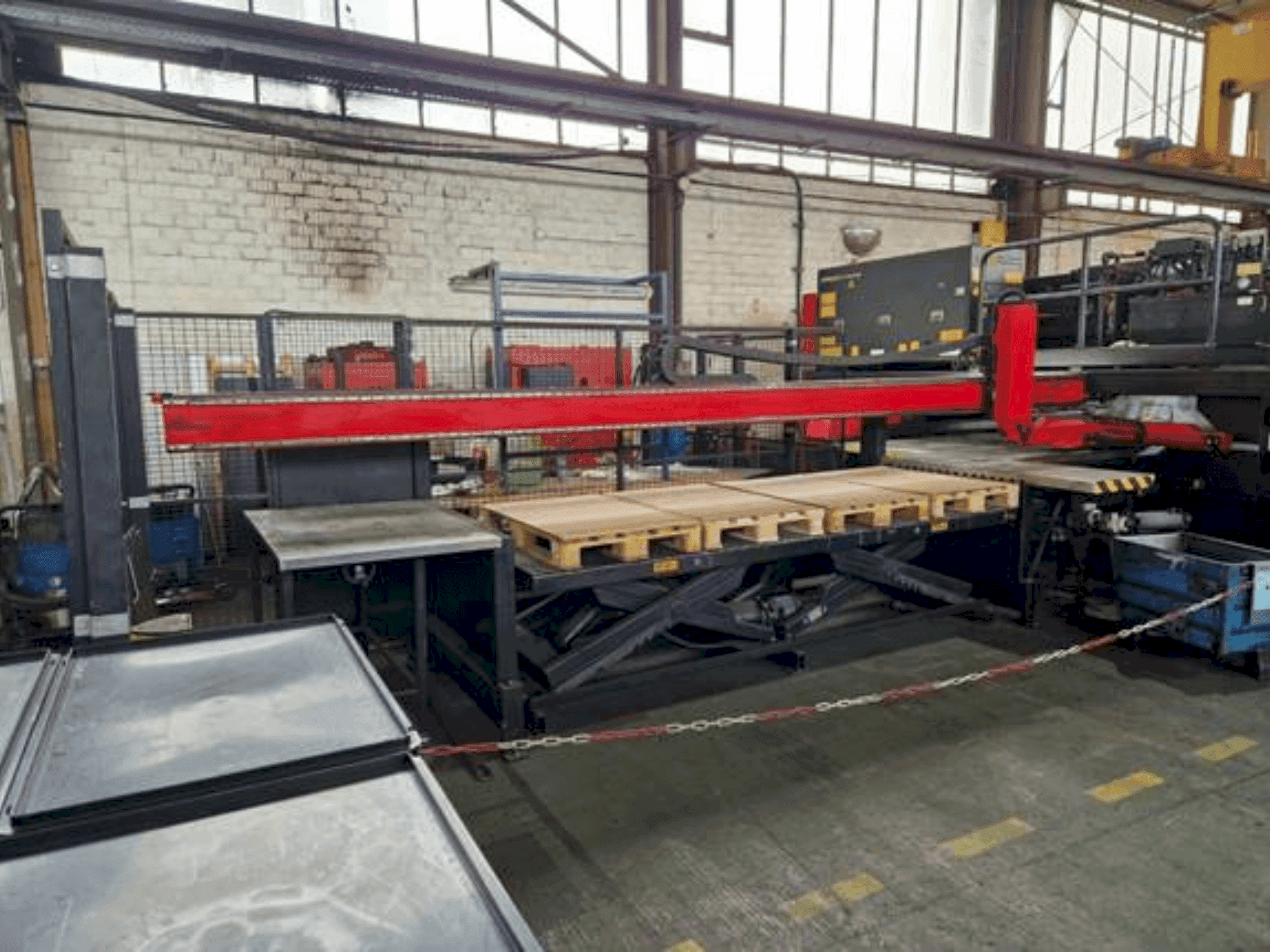 Вид станка AMADA AP3-2610 V  спереди