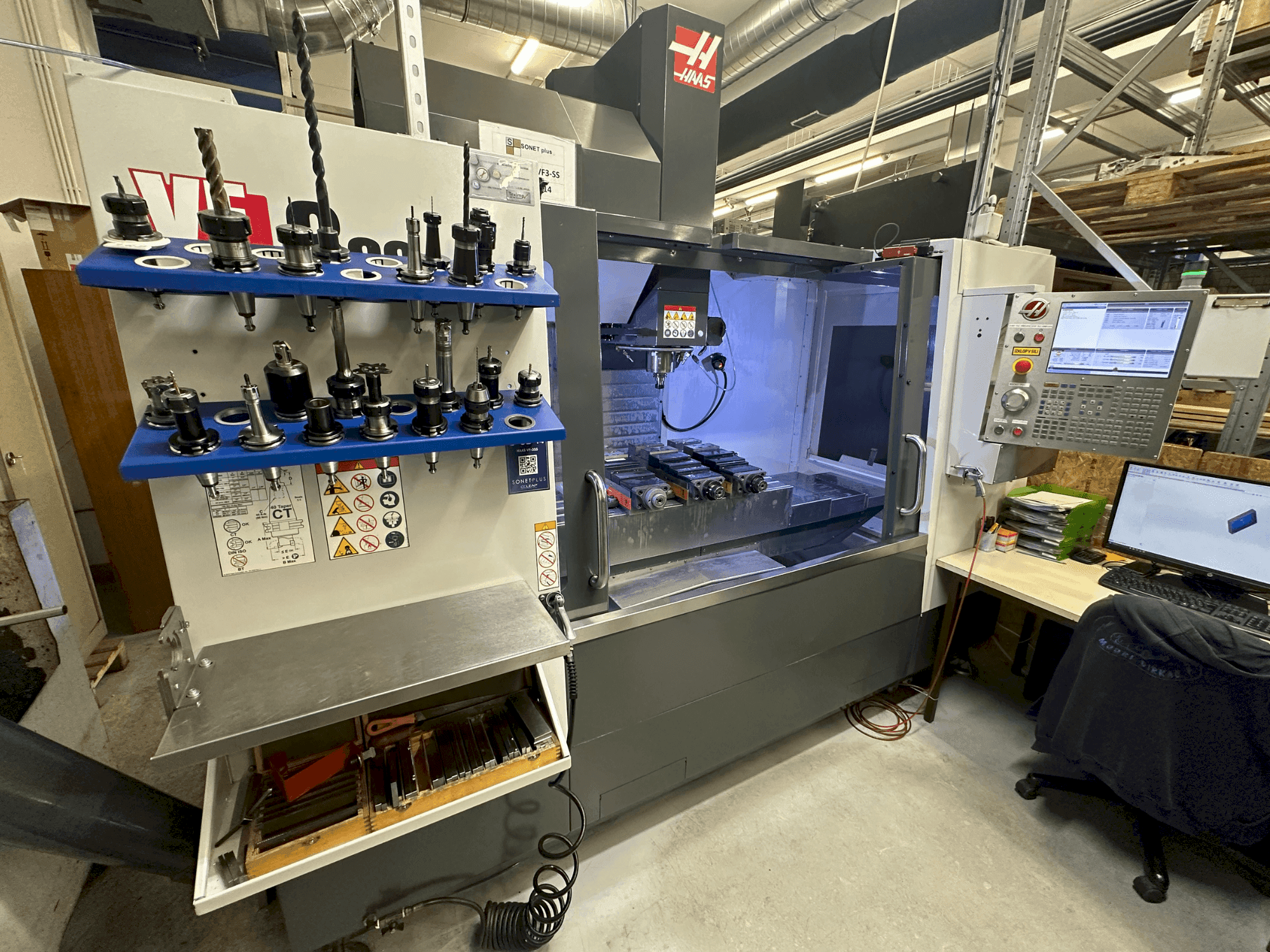 Вид станка HAAS VF-3SS  спереди