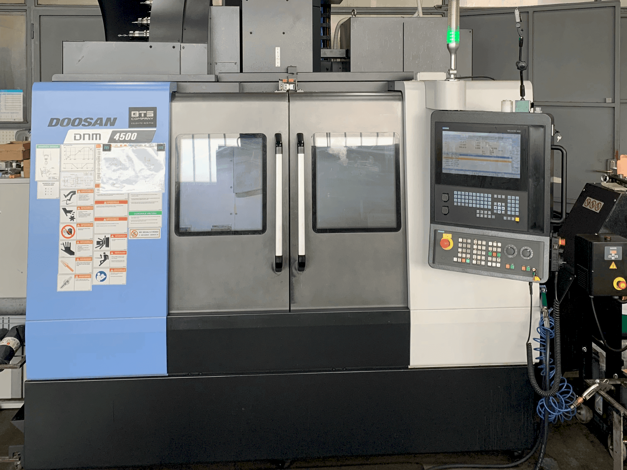 Вид станка DOOSAN DNM 4500  спереди