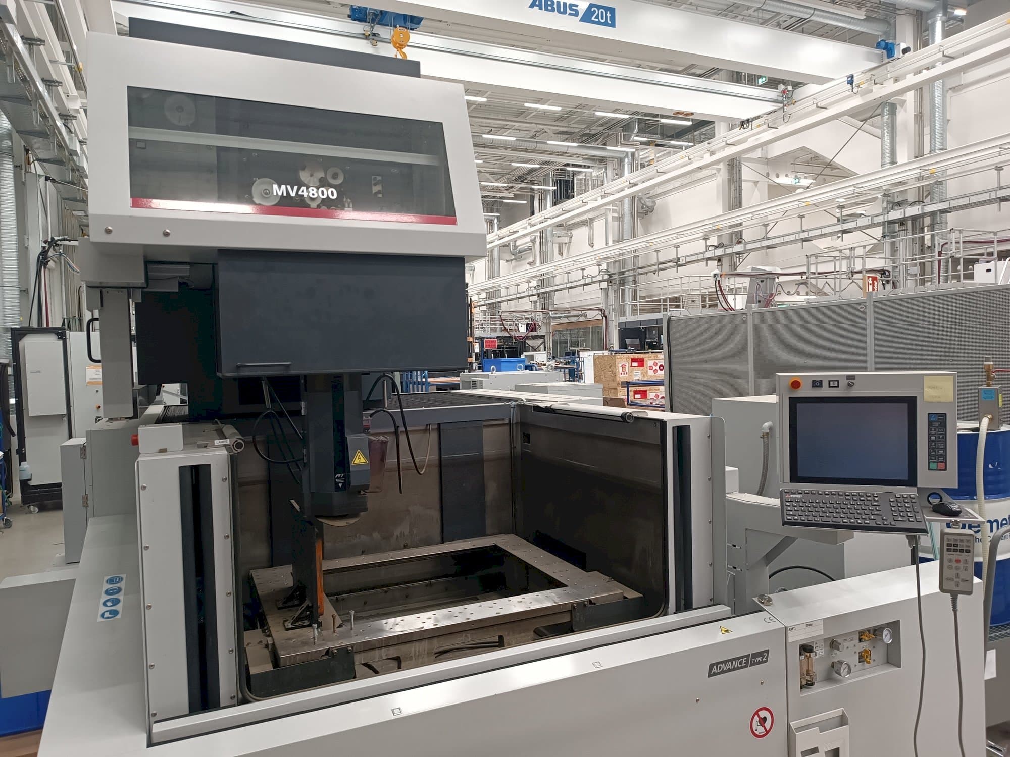 Вид станка Mitsubishi MV4800  спереди