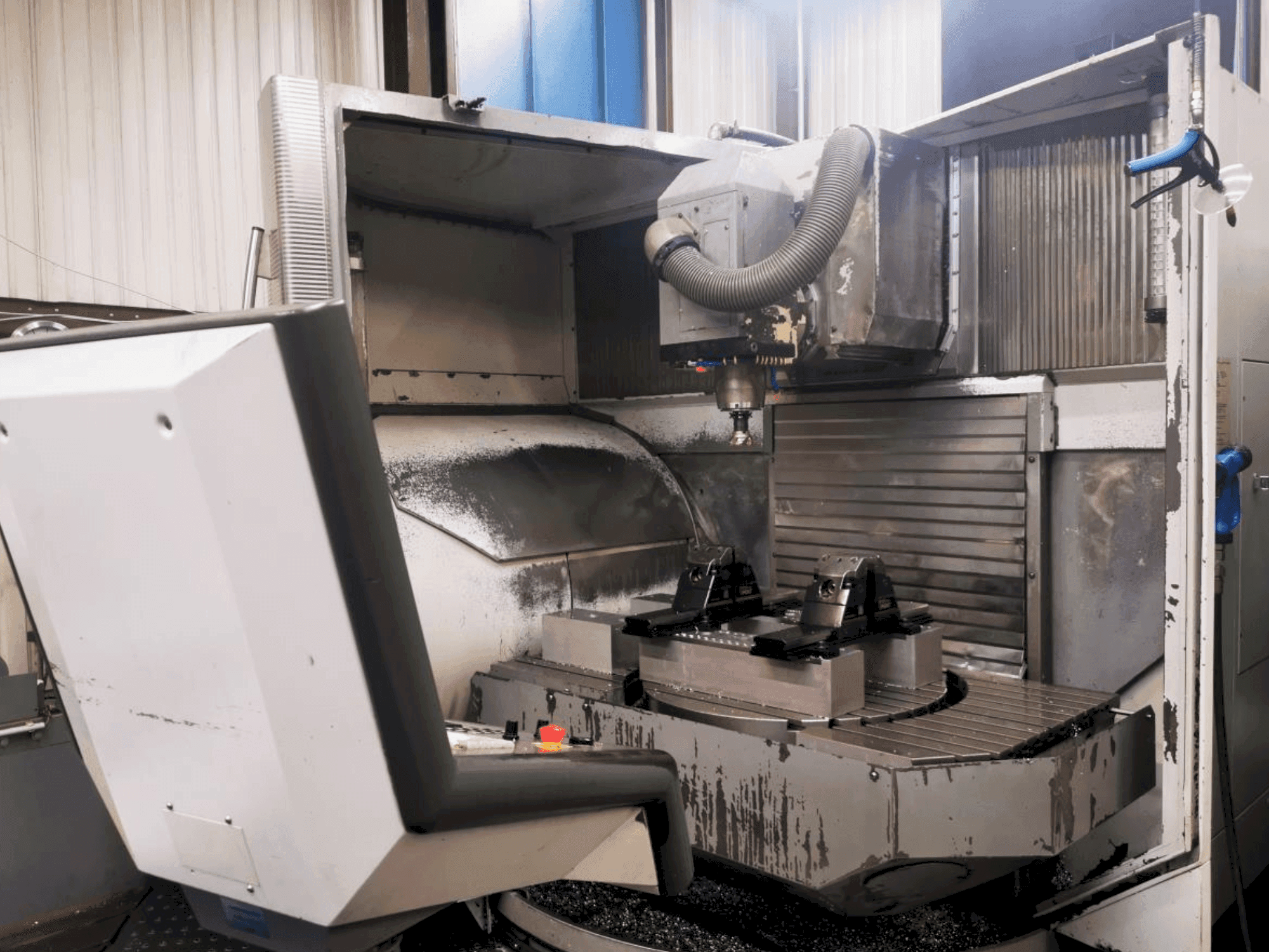 рабочее  помещени DECKEL MAHO DMU 100T  станка