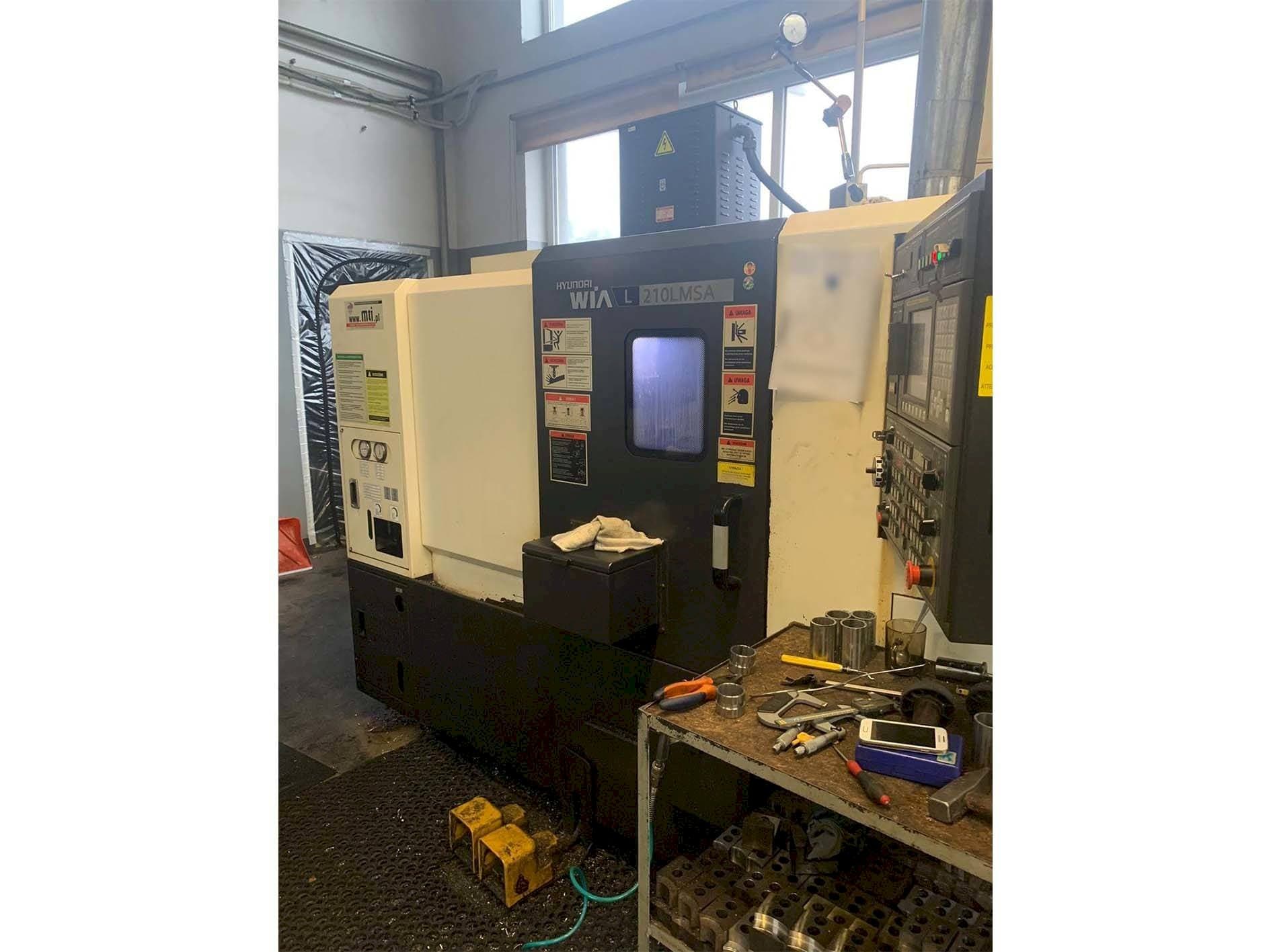 Вид станка Hyundai Wia L210LMSA  спереди