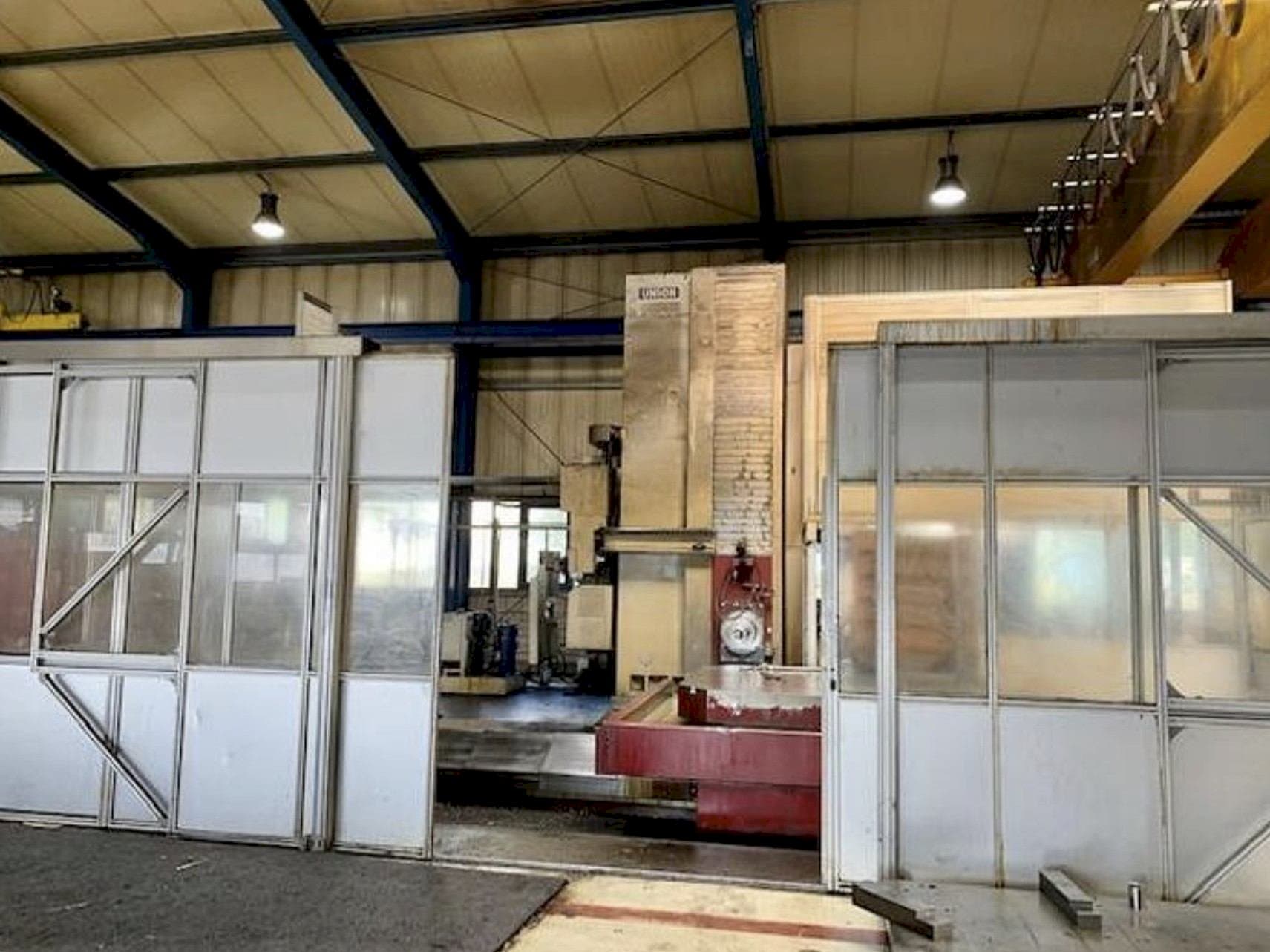 Вид станка UNION KC 150  спереди