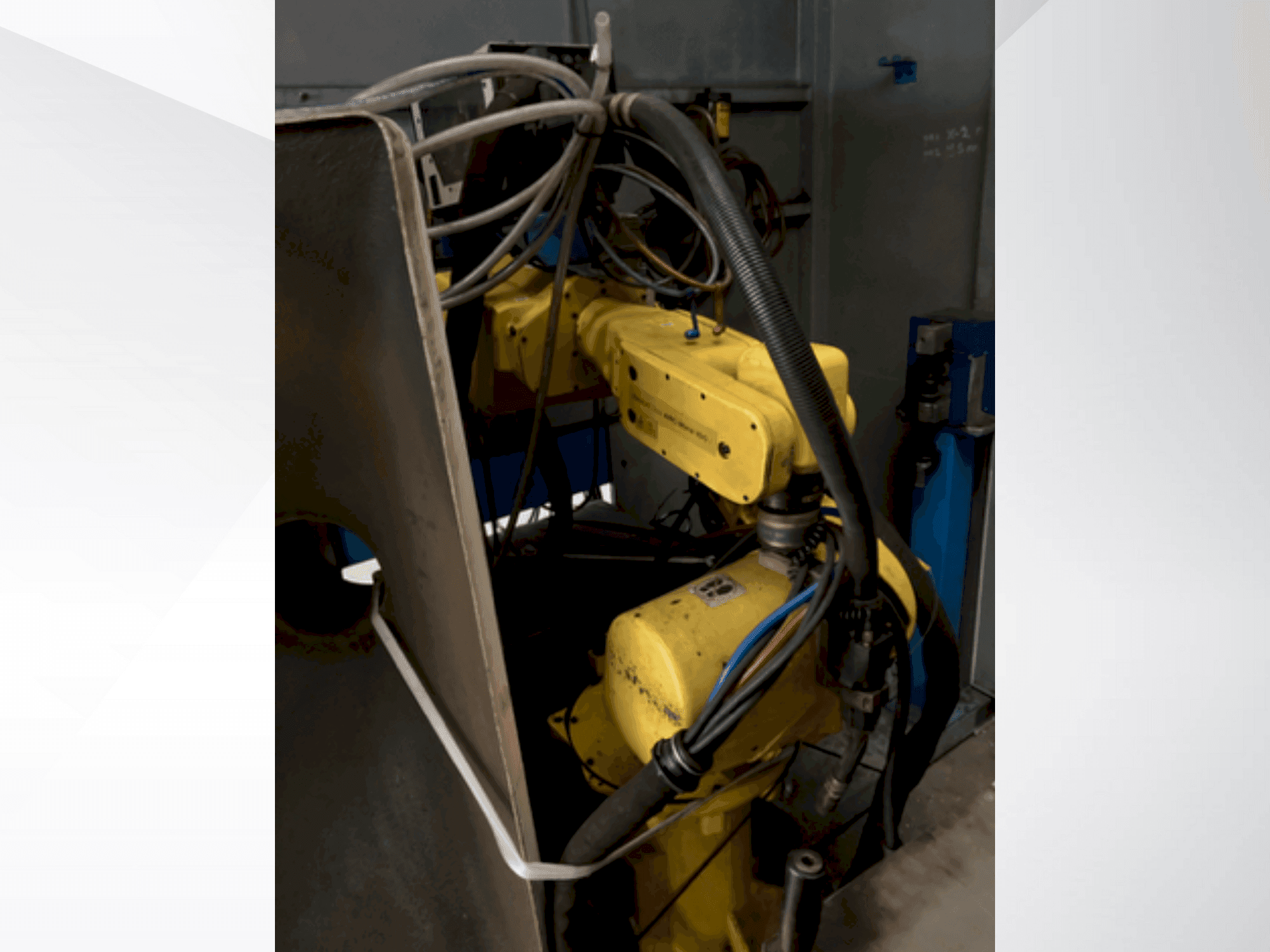 Вид станка FANUC ARC Mate 100i  спереди