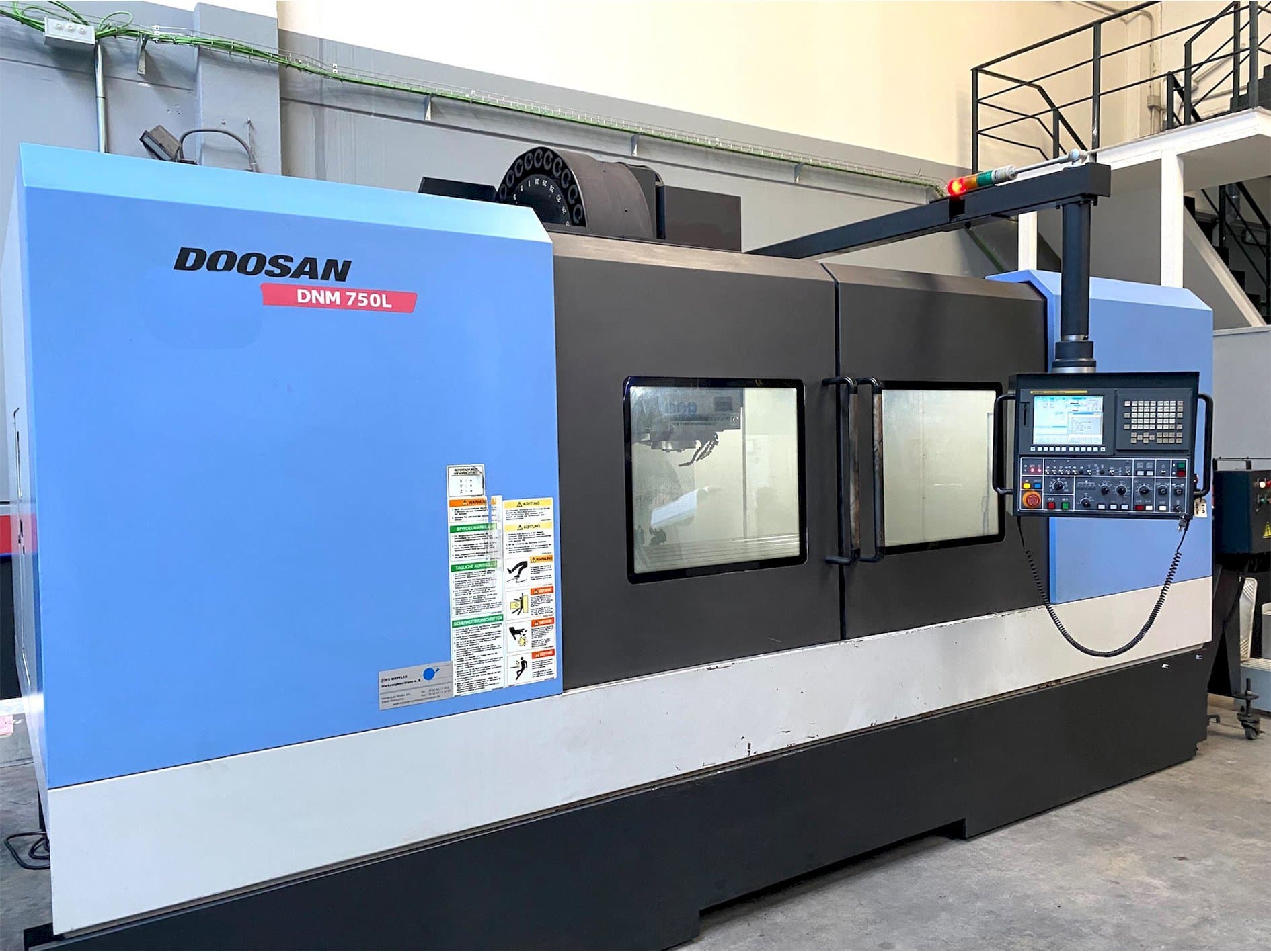Вид станка Doosan DNM705L  спереди