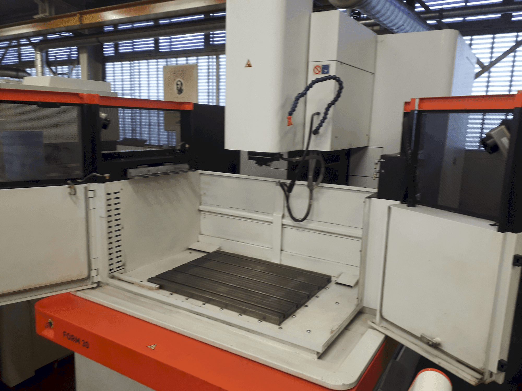 Вид станка AgieCharmilles FORM 30  спереди