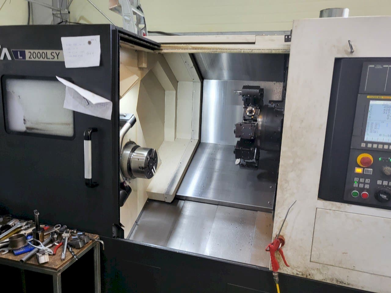 Вид станка Hyundai Wia L2000LSY  спереди