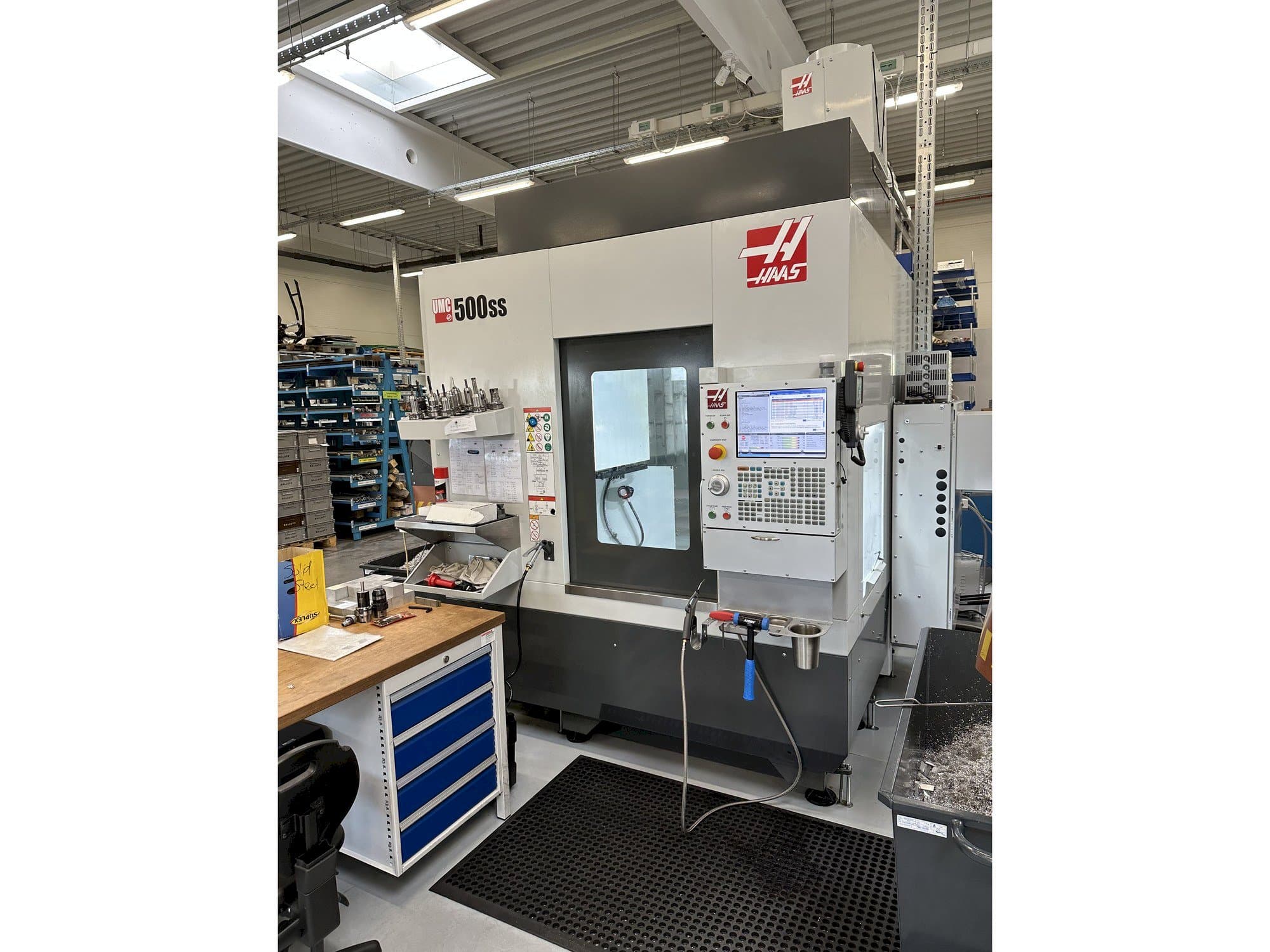 Вид станка HAAS UMC-500SS  спереди