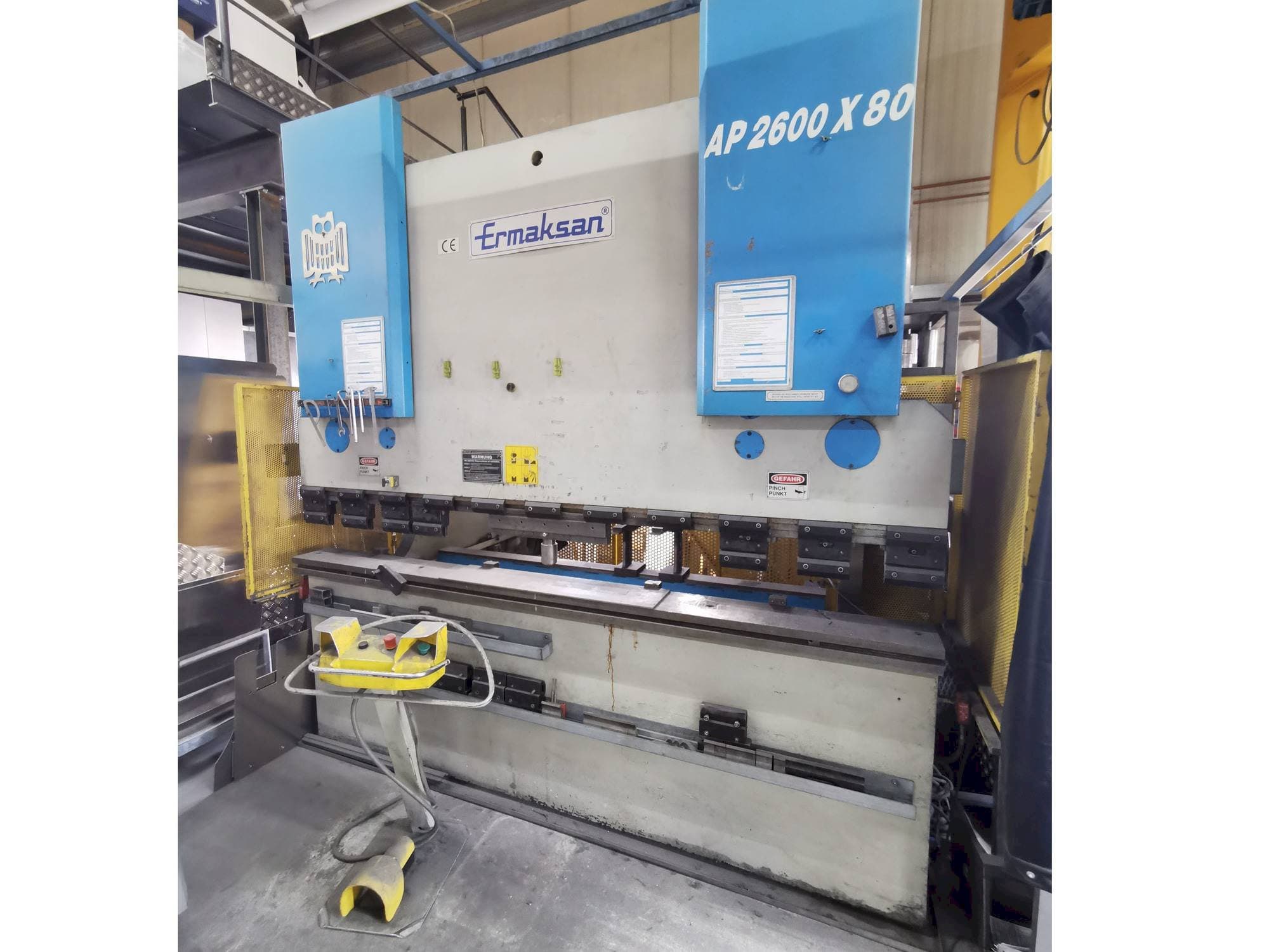 Вид станка ERMAKSAN AP 2600 - 80  спереди