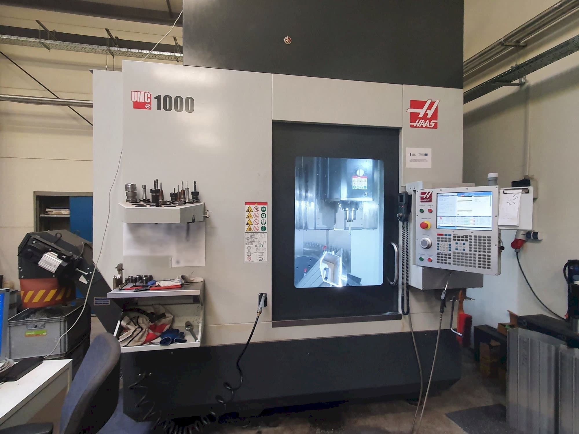 Вид станка HAAS UMC-1000  спереди
