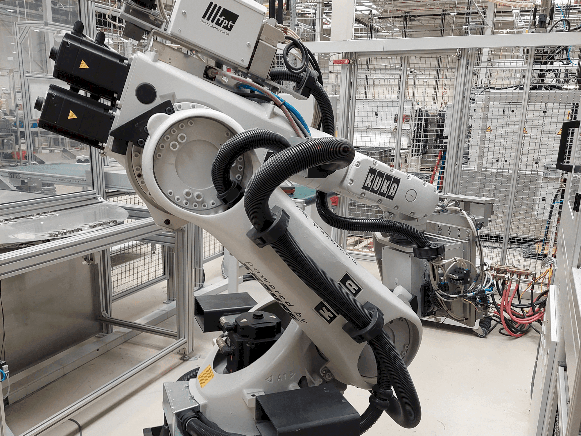 Вид станка KUKA KR 30-3  спереди