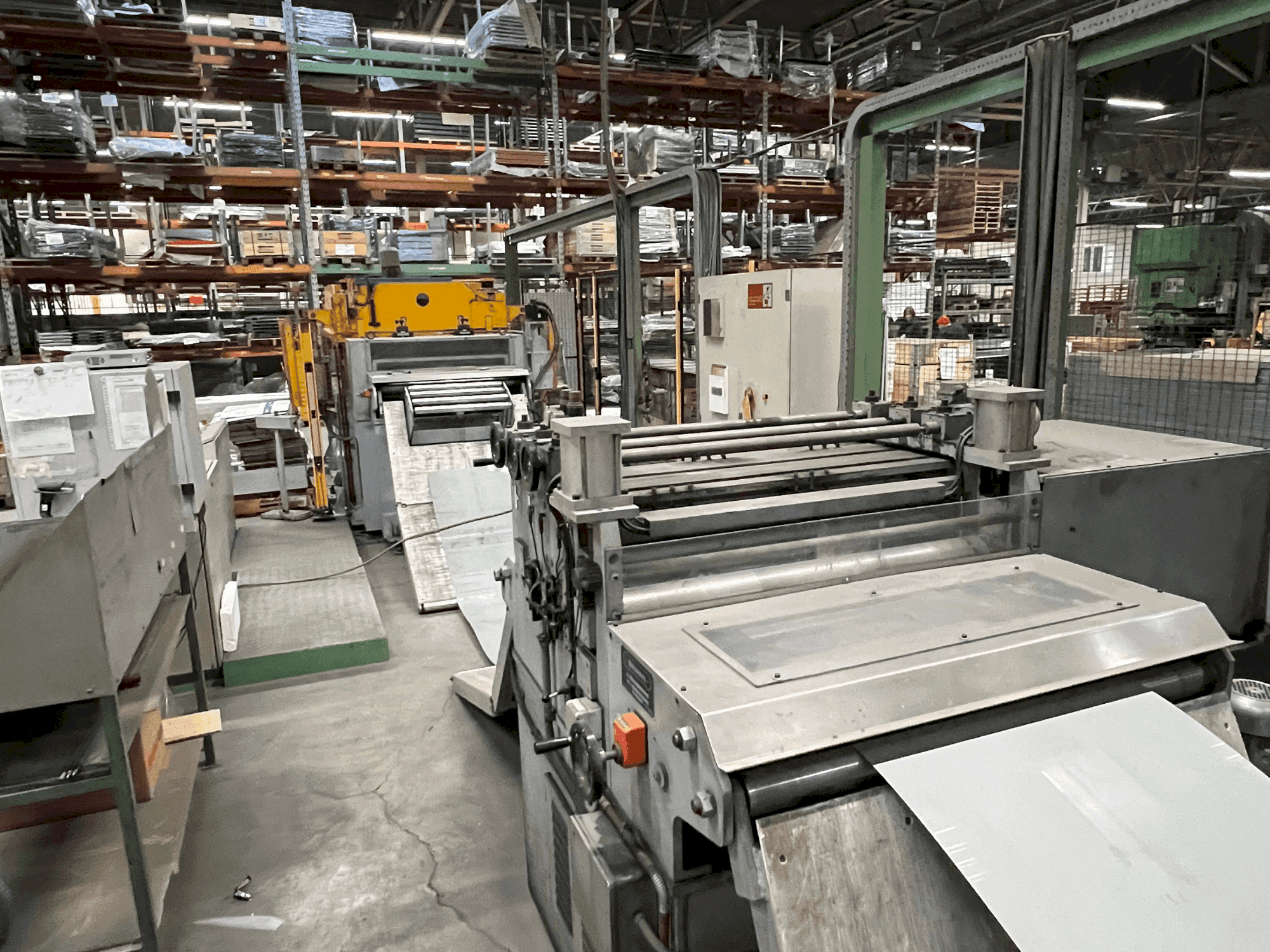 Вид станка MECASTEEL Coil Press Feeding Line  спереди