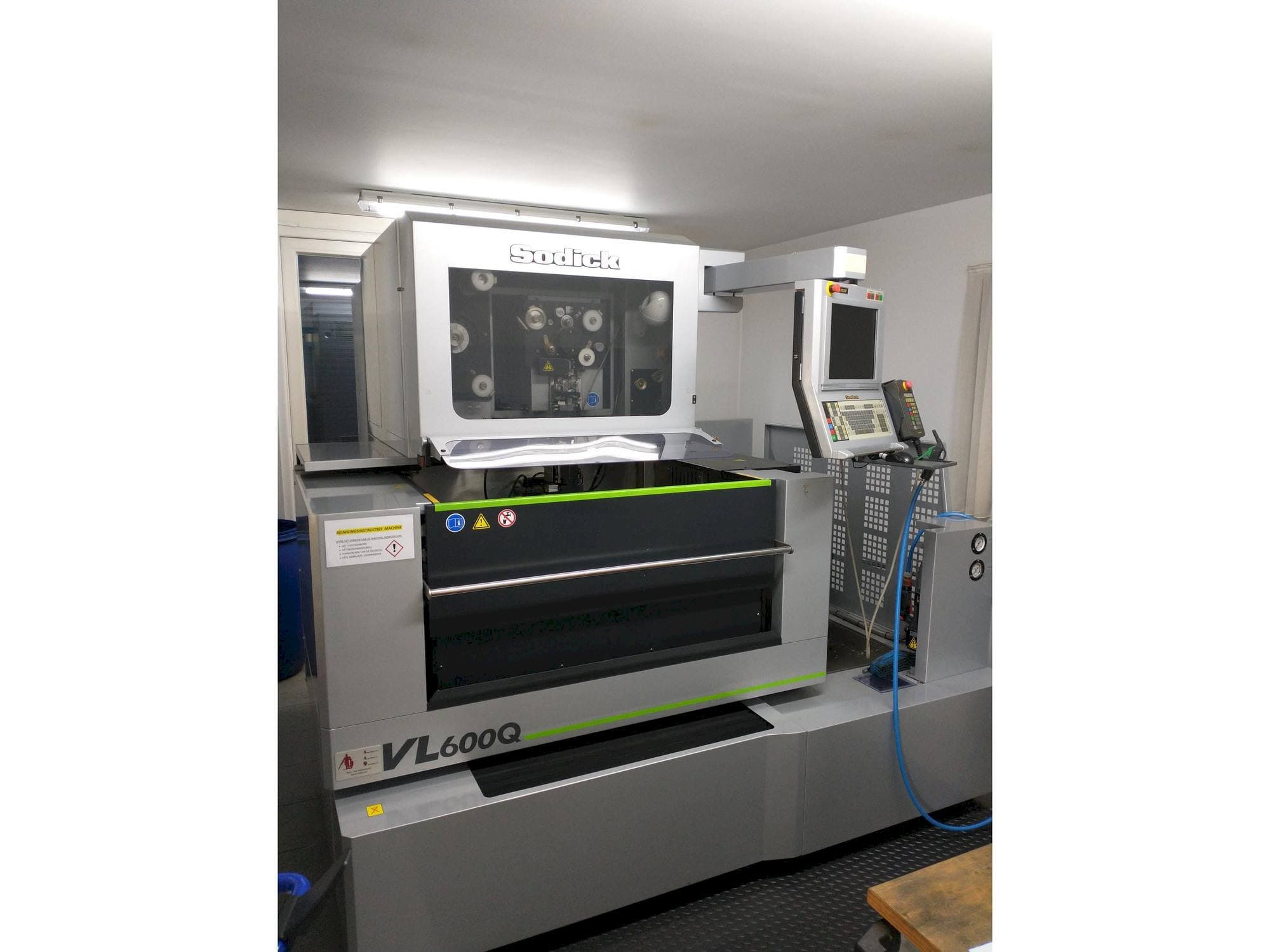 Вид станка Sodick VL600Q  спереди