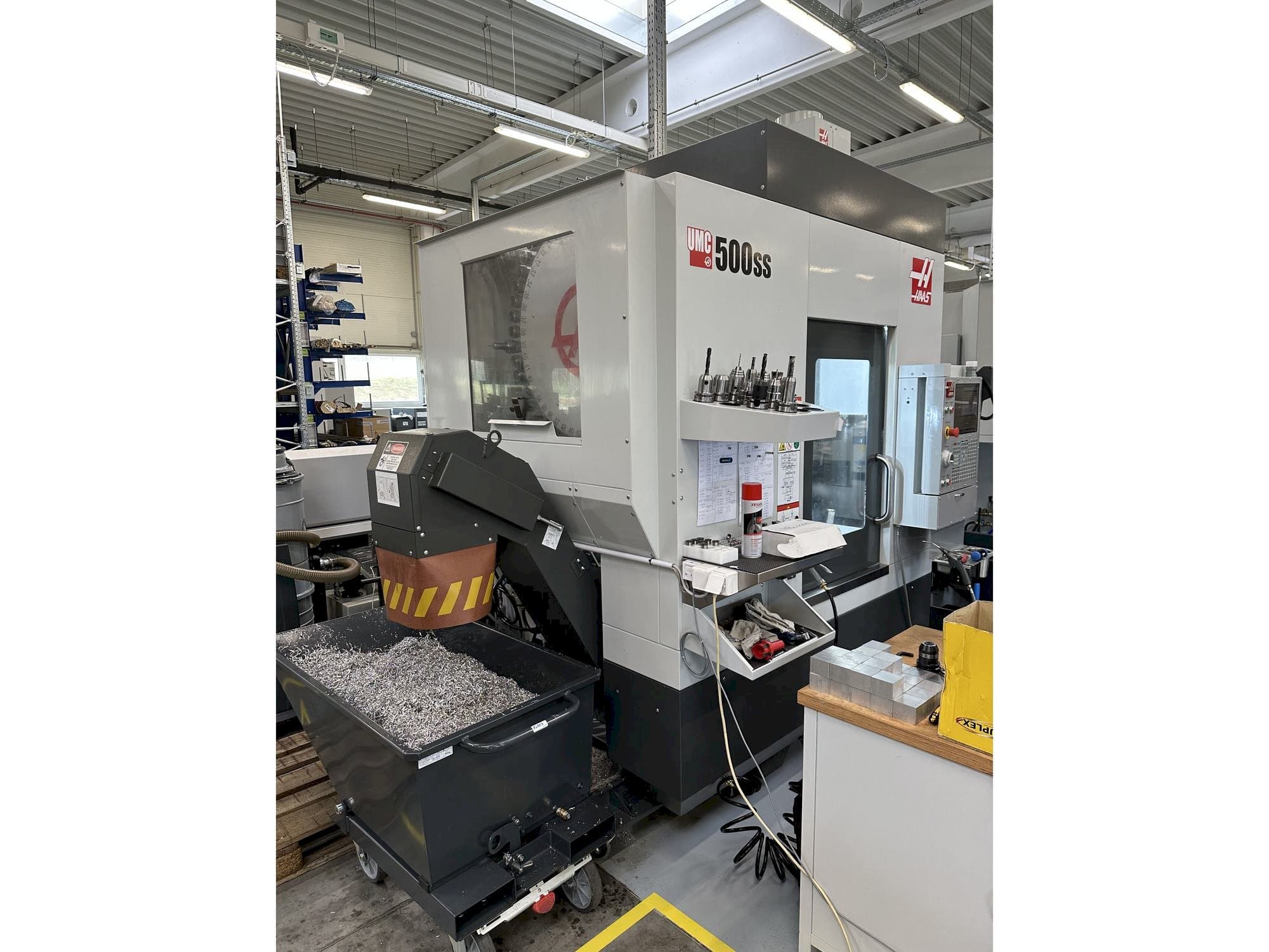 Вид станка HAAS UMC-500SS  спереди