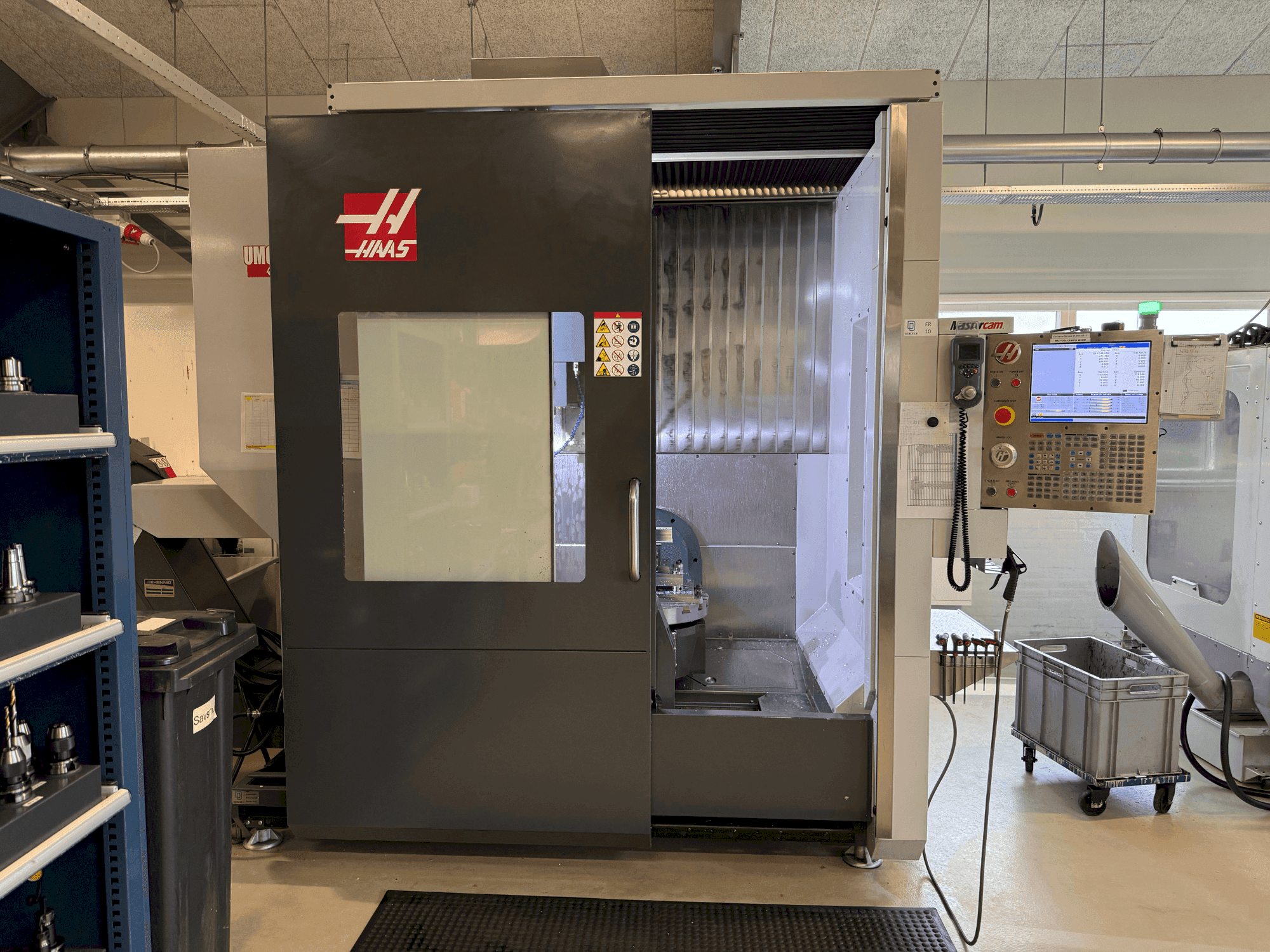 Вид станка HAAS UMC-750  спереди