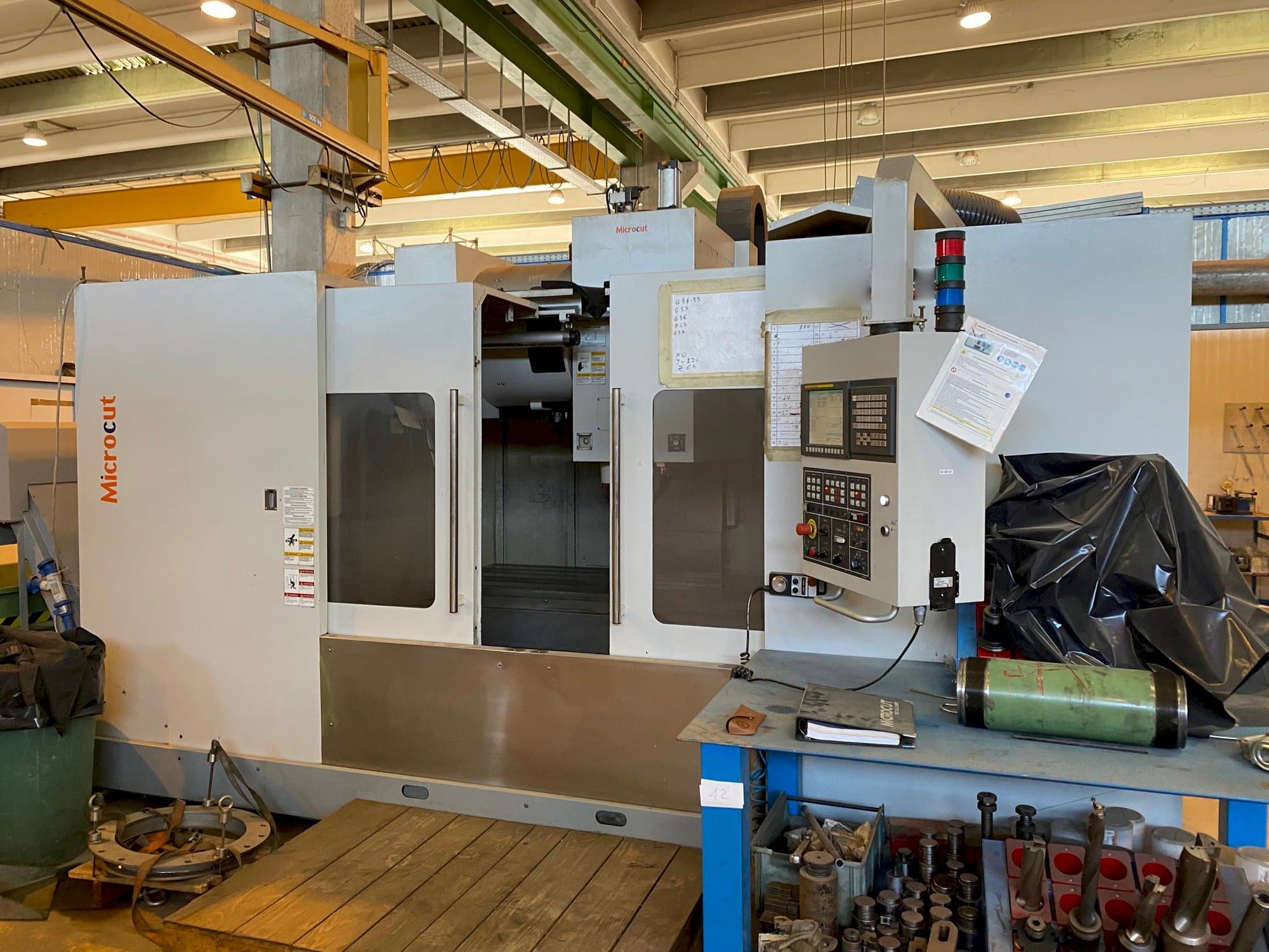 Вид станка MICROCUT VMC-1600F  спереди