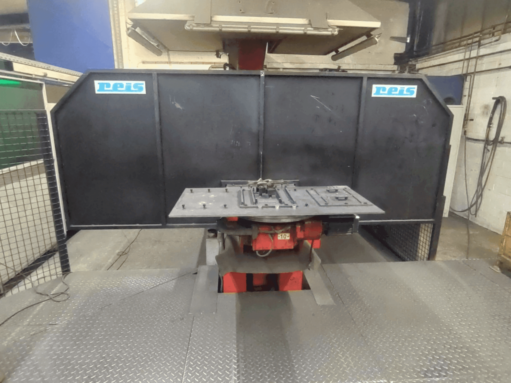 Вид станка Reis Robotics Robot System - RDT 40 / SRV 6 / RDT 40  спереди