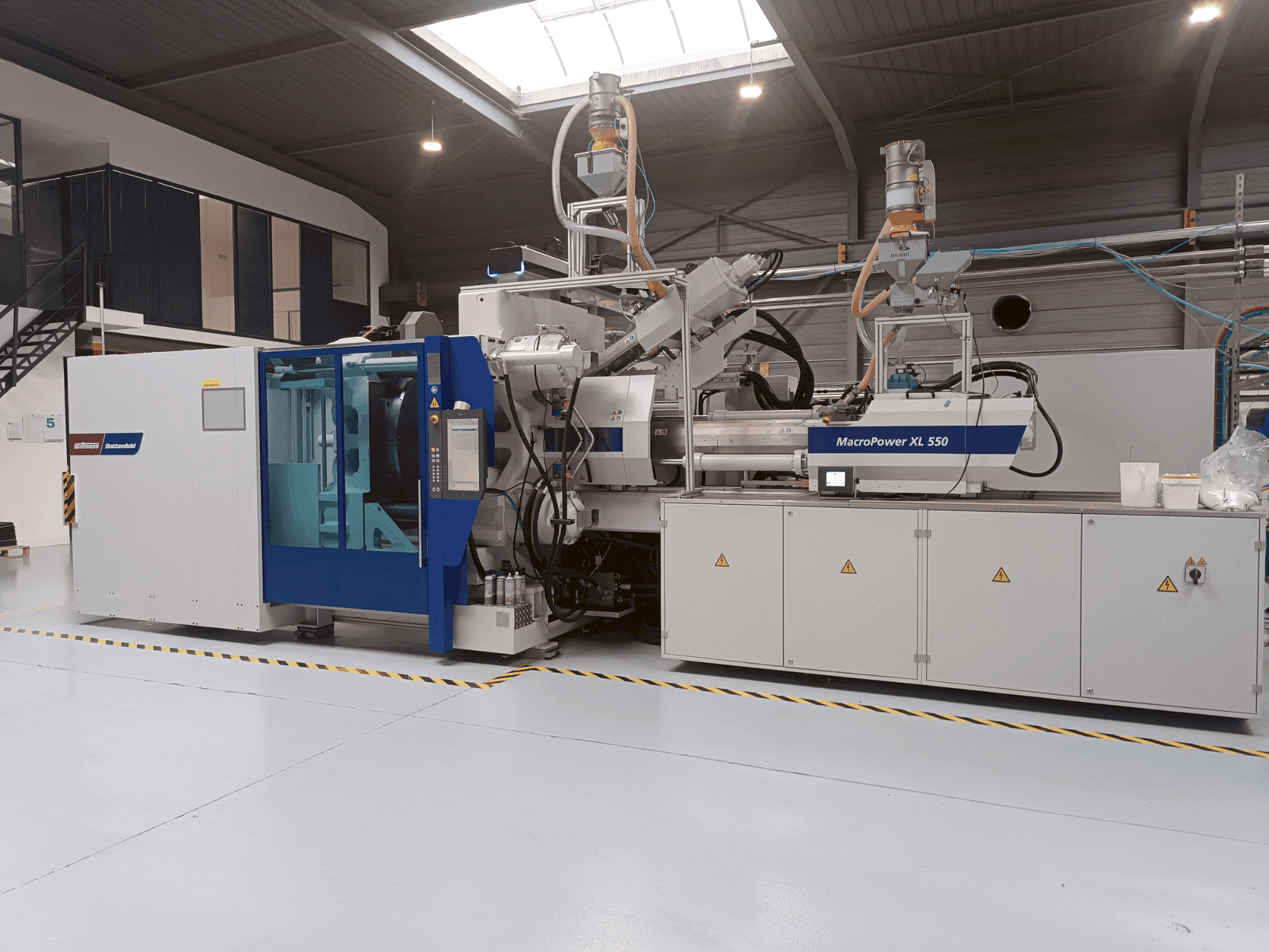 Вид станка Battenfeld MacroPower 550XL 2250H-350S 3K  спереди